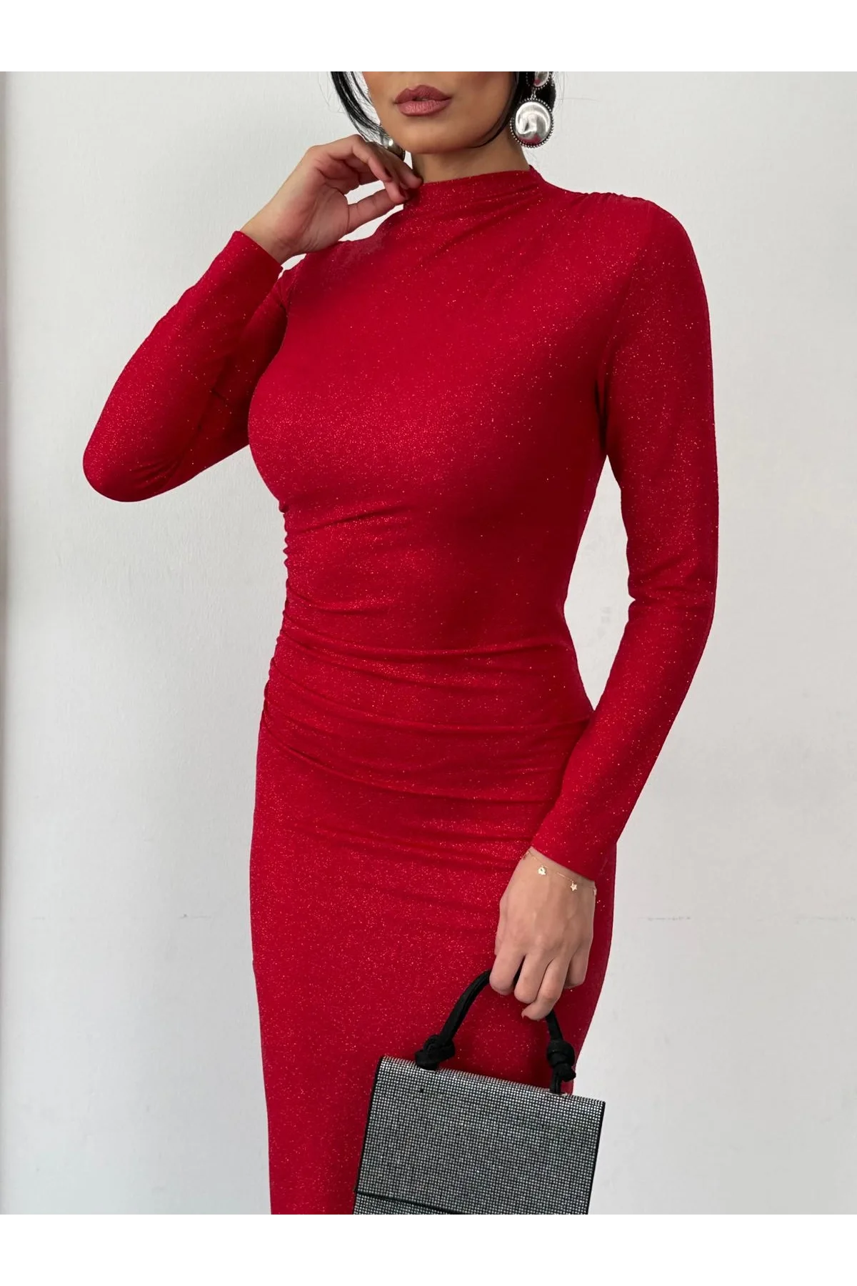 Kırmızı Vucudu Saran Simli Parlak Büzgülü Drapeli Midi Boy Uzun Kollu Elbise