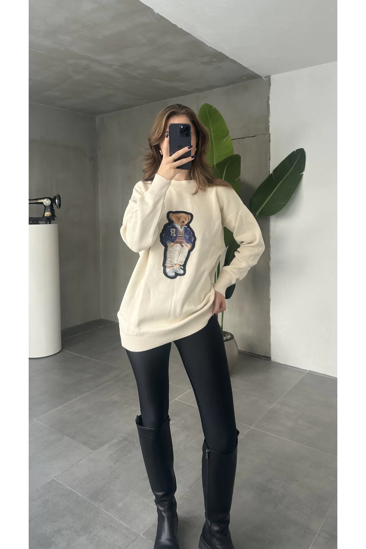Krem Bisiklet Yaka Ayıcık İşlemeli Oversize Uzun Triko Kazak