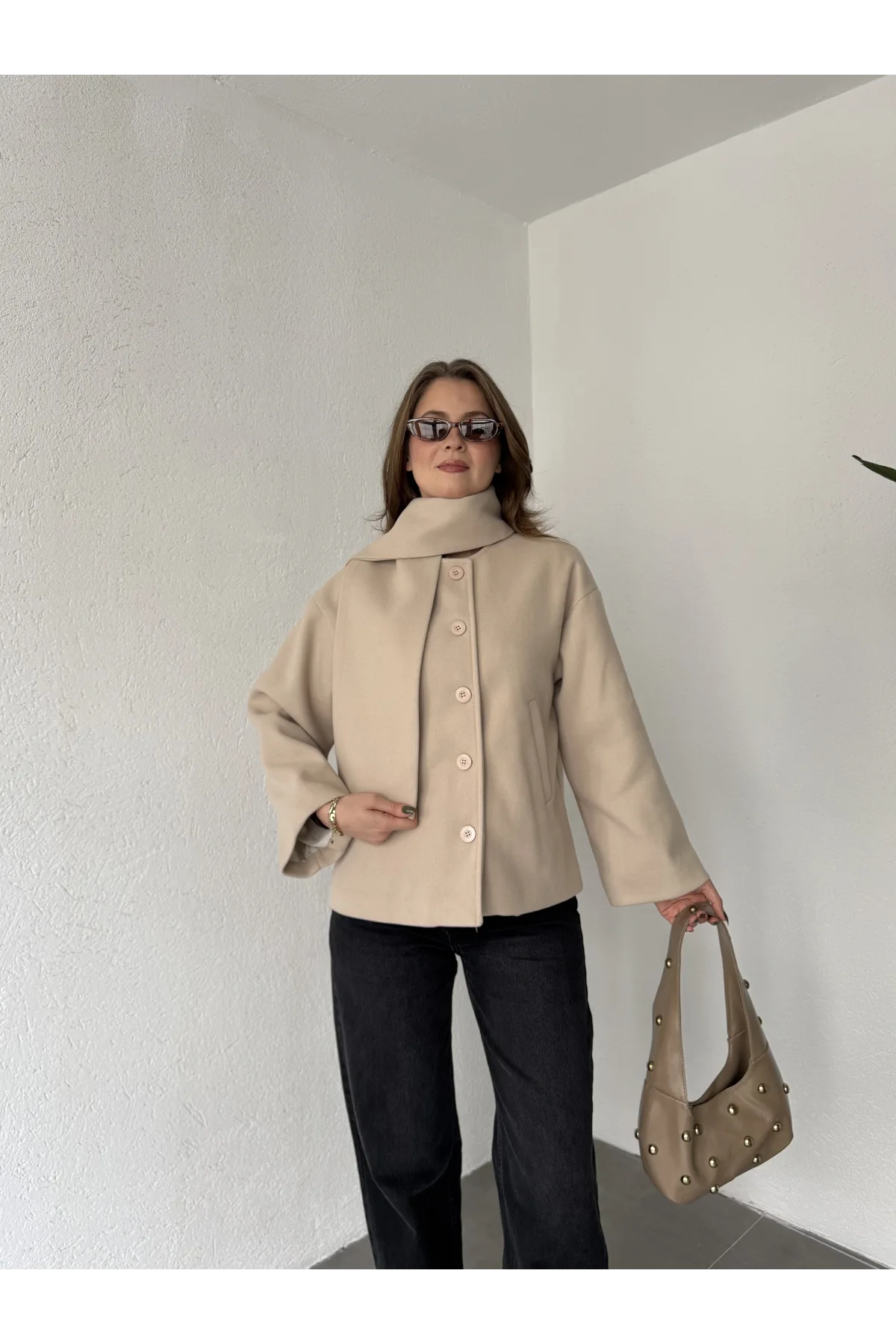 Krem Bisiklet Yaka Şal Aksesurlı Düğmeli Kaşe Ceket Mont