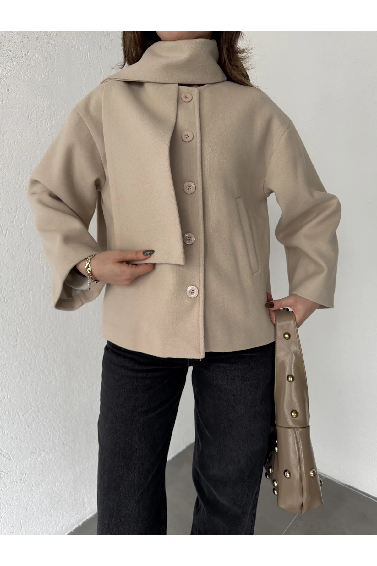 Krem Bisiklet Yaka Şal Aksesurlı Düğmeli Kaşe Ceket Mont
