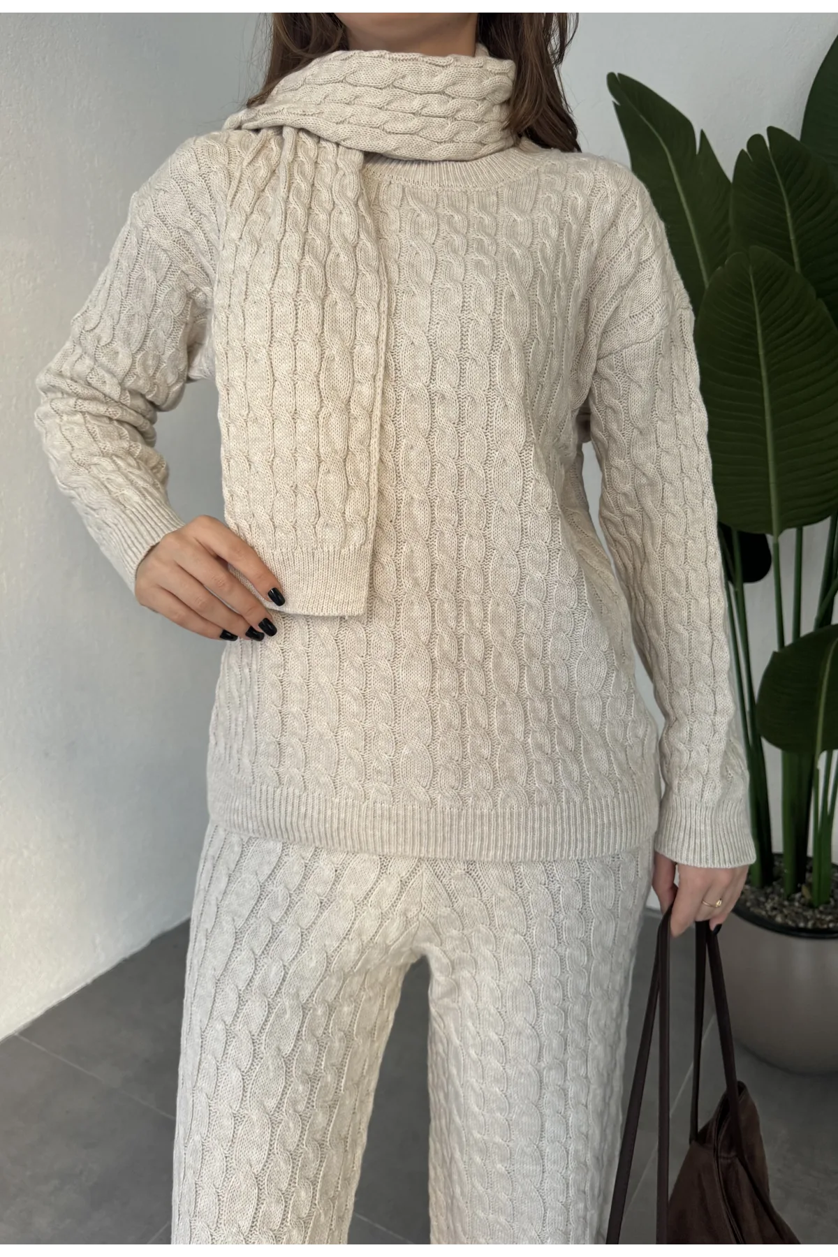 Krem Burgu İşlemeli Şallı Pantolonlu Bisiklet Yaka Kazak Üçlü Triko Takım