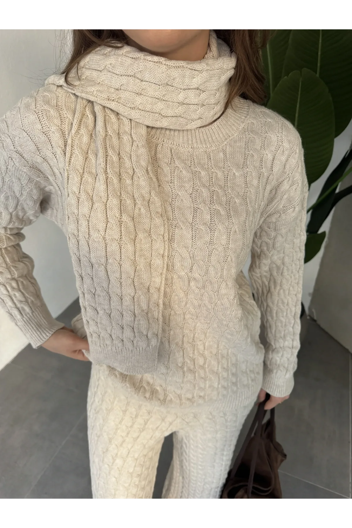 Krem Burgu İşlemeli Şallı Pantolonlu Bisiklet Yaka Kazak Üçlü Triko Takım