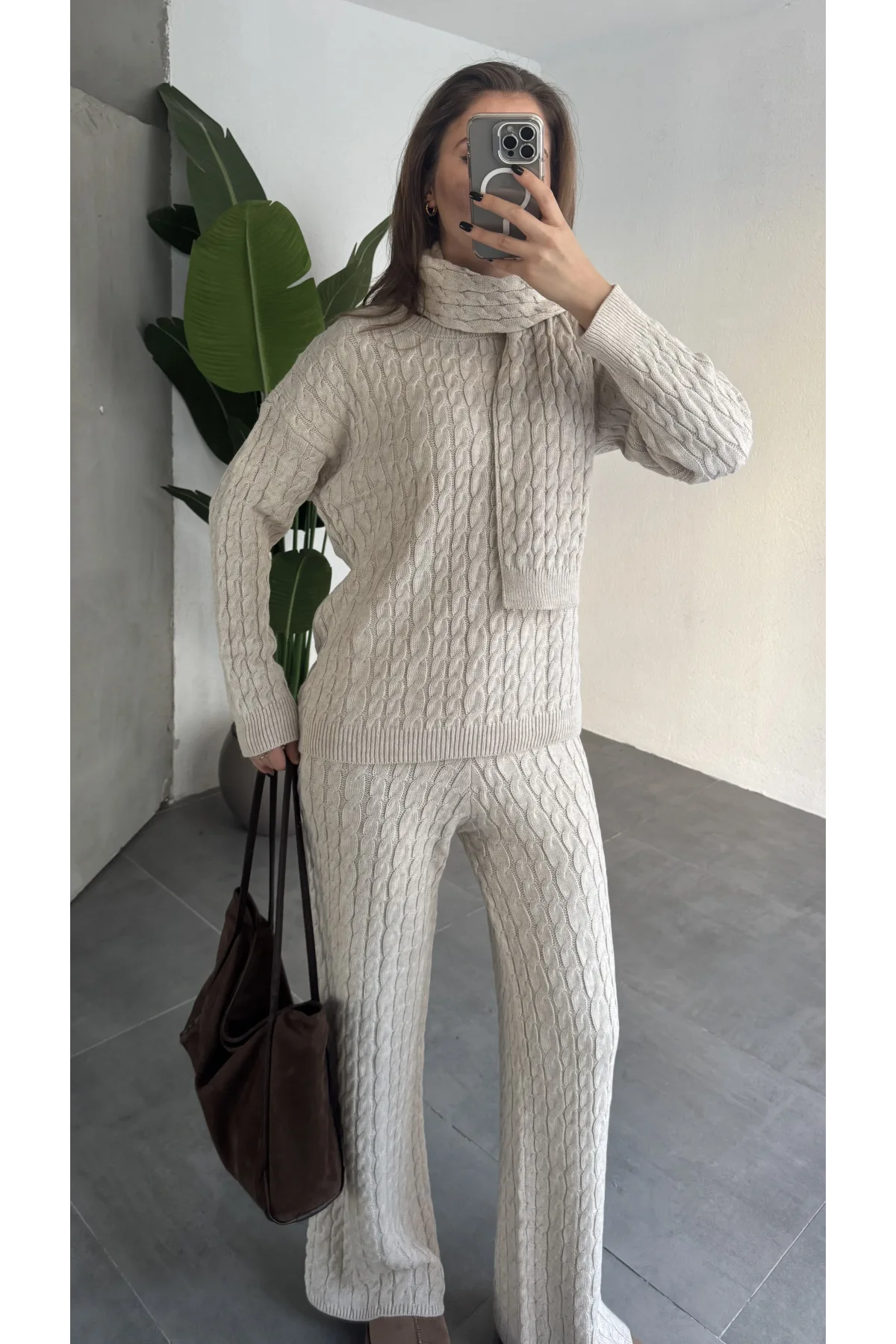 Krem Burgu İşlemeli Şallı Pantolonlu Bisiklet Yaka Kazak Üçlü Triko Takım