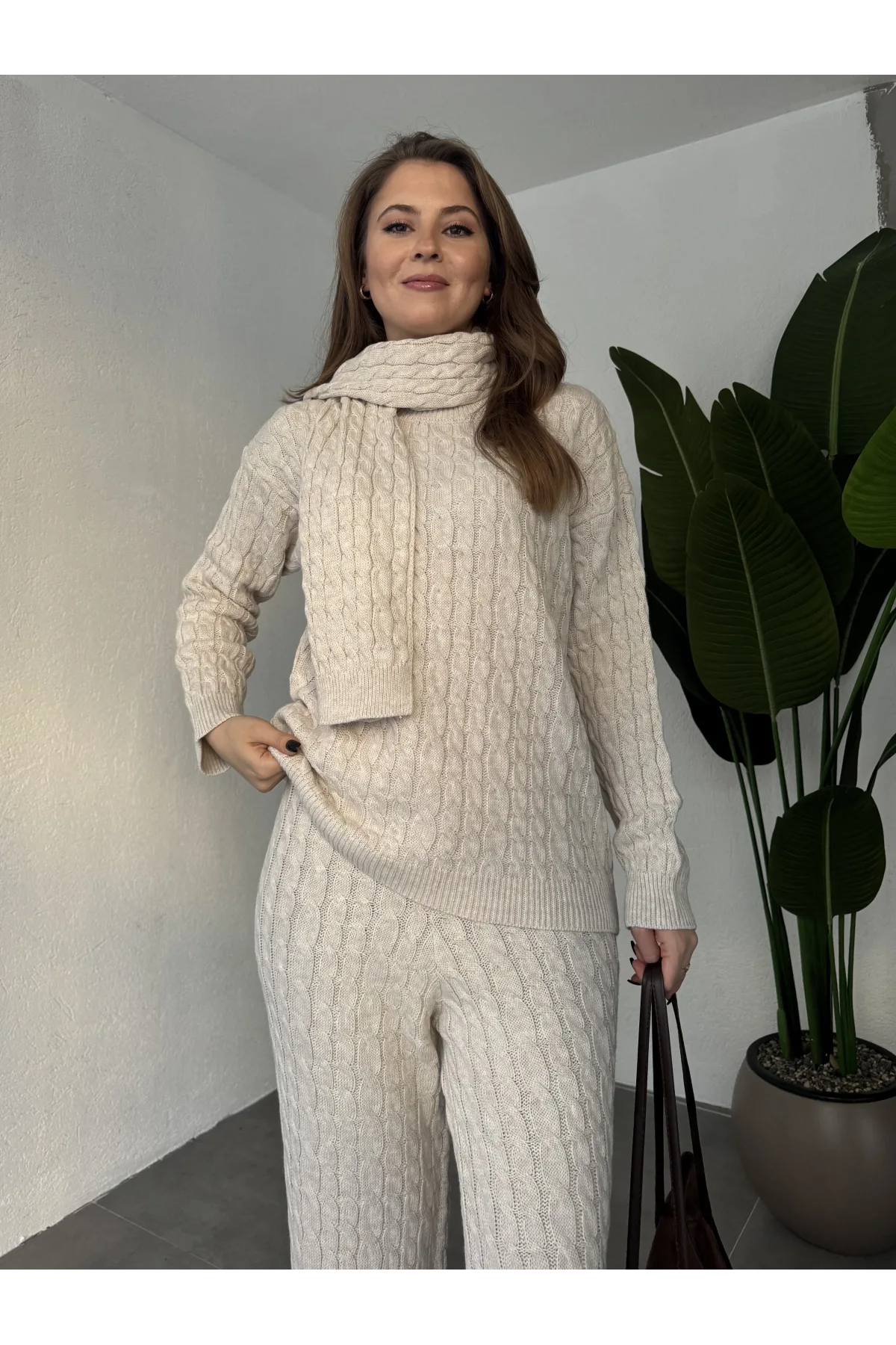 Krem Burgu İşlemeli Şallı Pantolonlu Bisiklet Yaka Kazak Üçlü Triko Takım