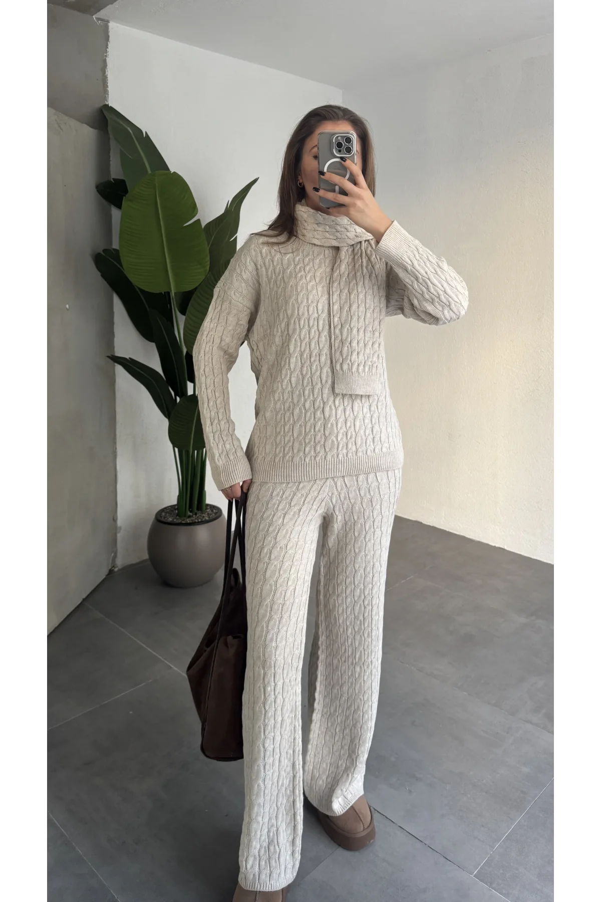 Krem Burgu İşlemeli Şallı Pantolonlu Bisiklet Yaka Kazak Üçlü Triko Takım