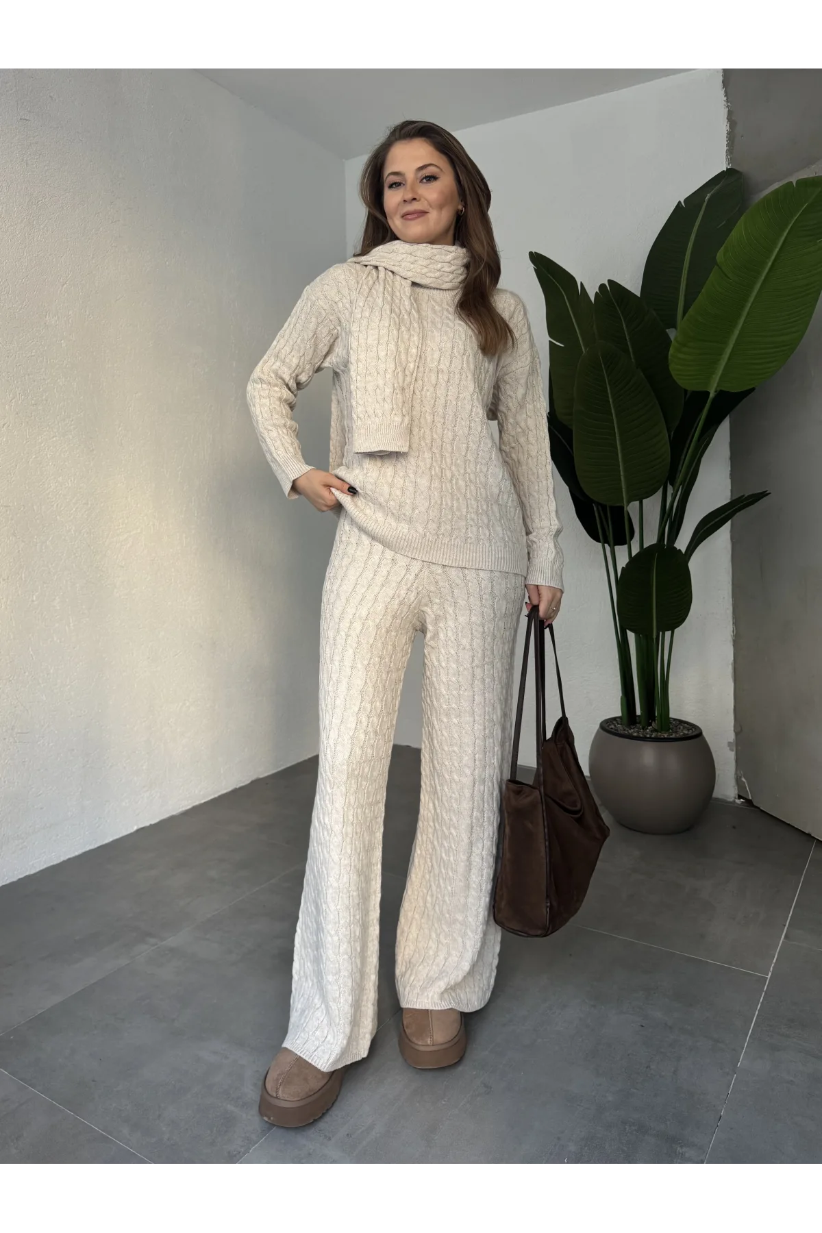 Krem Burgu İşlemeli Şallı Pantolonlu Bisiklet Yaka Kazak Üçlü Triko Takım