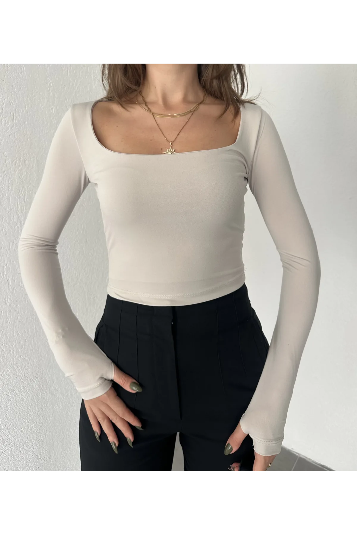 Krem Kare Yaka Parmak Geçirmeli Uzun Kol Candy Body Bluz