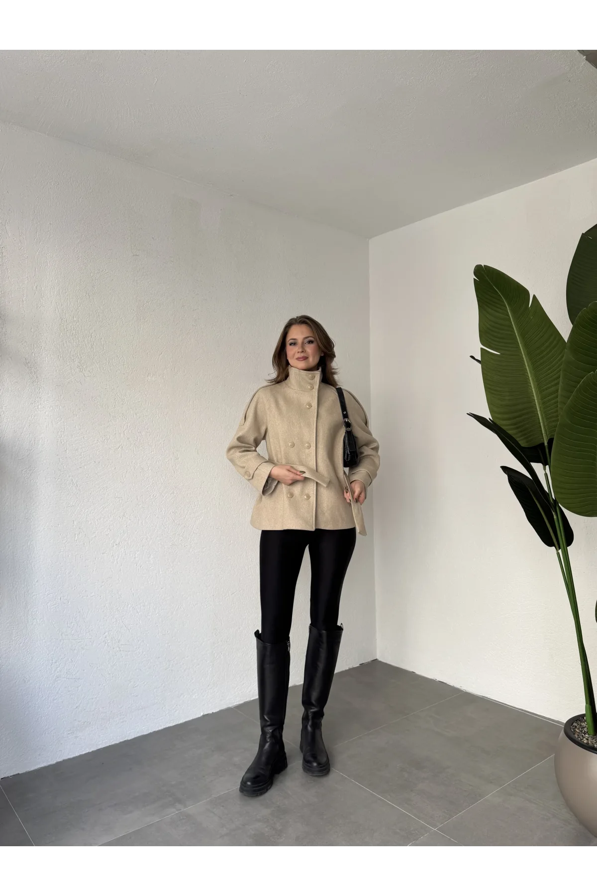 Krem Kruvaze Boğazlı Dik Yaka Düğmeli Apoletli Kaşe Kaban Mont
