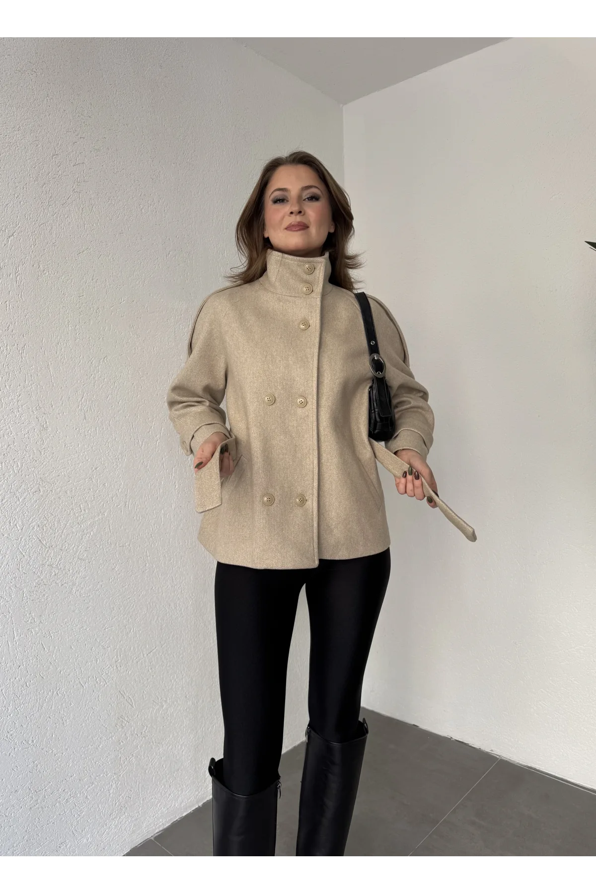 Krem Kruvaze Boğazlı Dik Yaka Düğmeli Apoletli Kaşe Kaban Mont