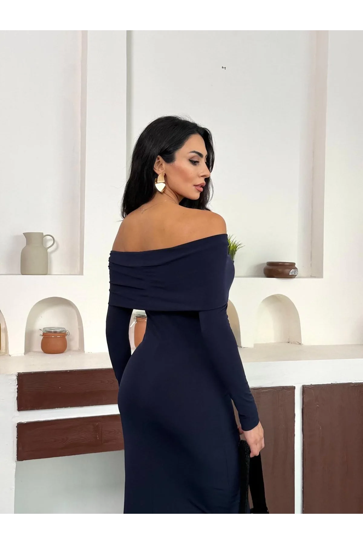 Lacivert Madonna Yaka Gold Aksesuarlı Uzun Kollu Vucudu Saran Uzun Midi Boy Elbise