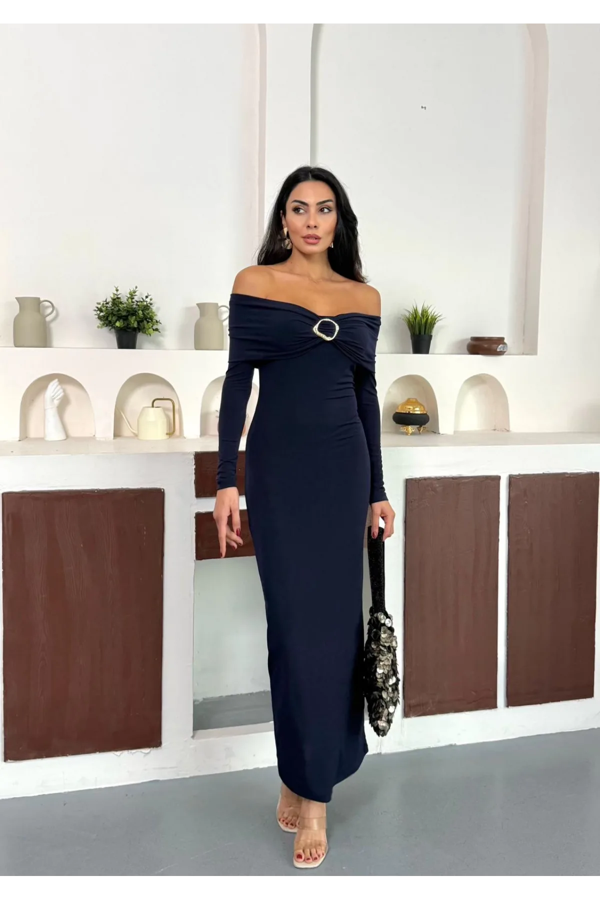 Lacivert Madonna Yaka Gold Aksesuarlı Uzun Kollu Vucudu Saran Uzun Midi Boy Elbise