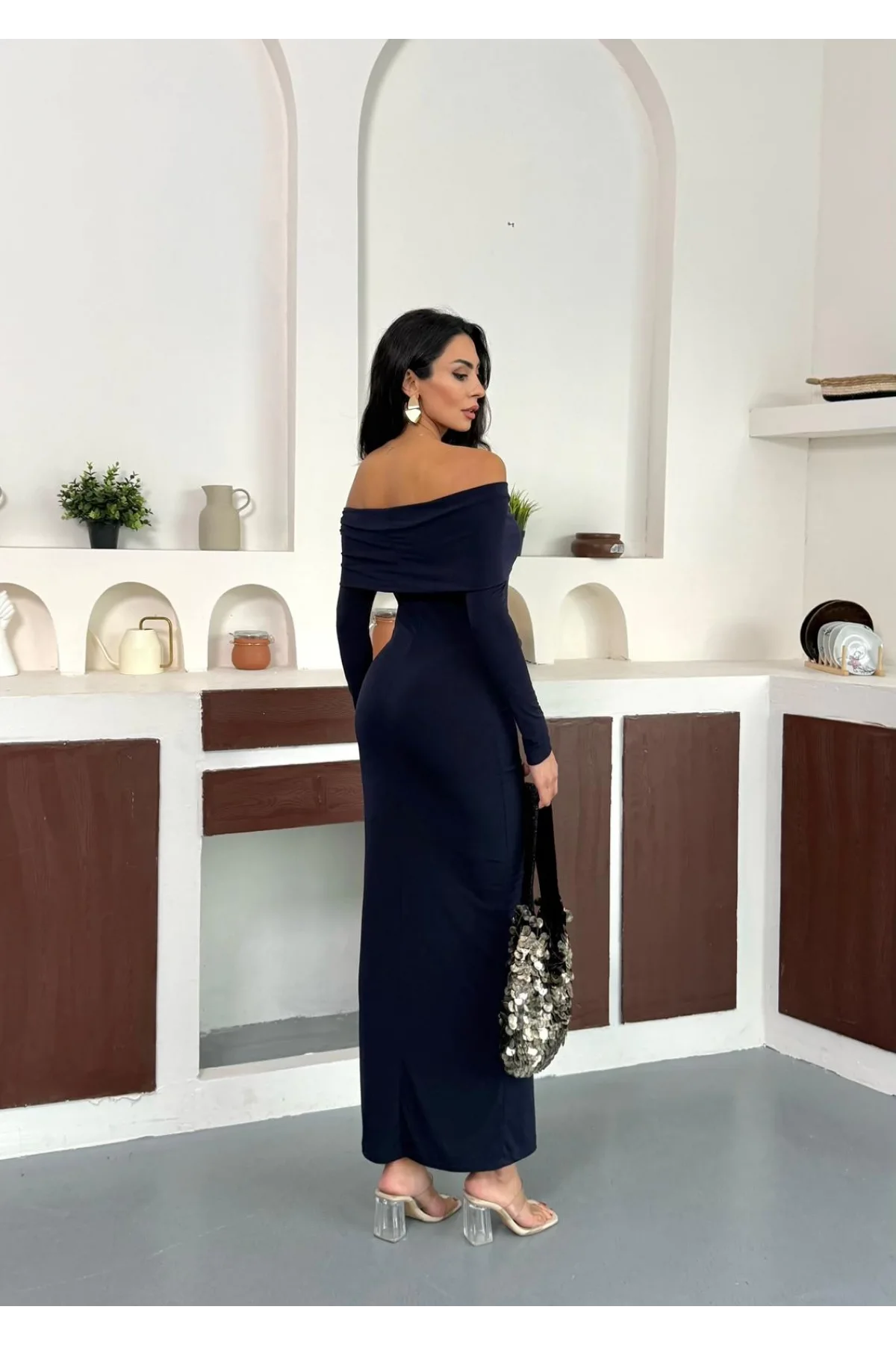 Lacivert Madonna Yaka Gold Aksesuarlı Uzun Kollu Vucudu Saran Uzun Midi Boy Elbise