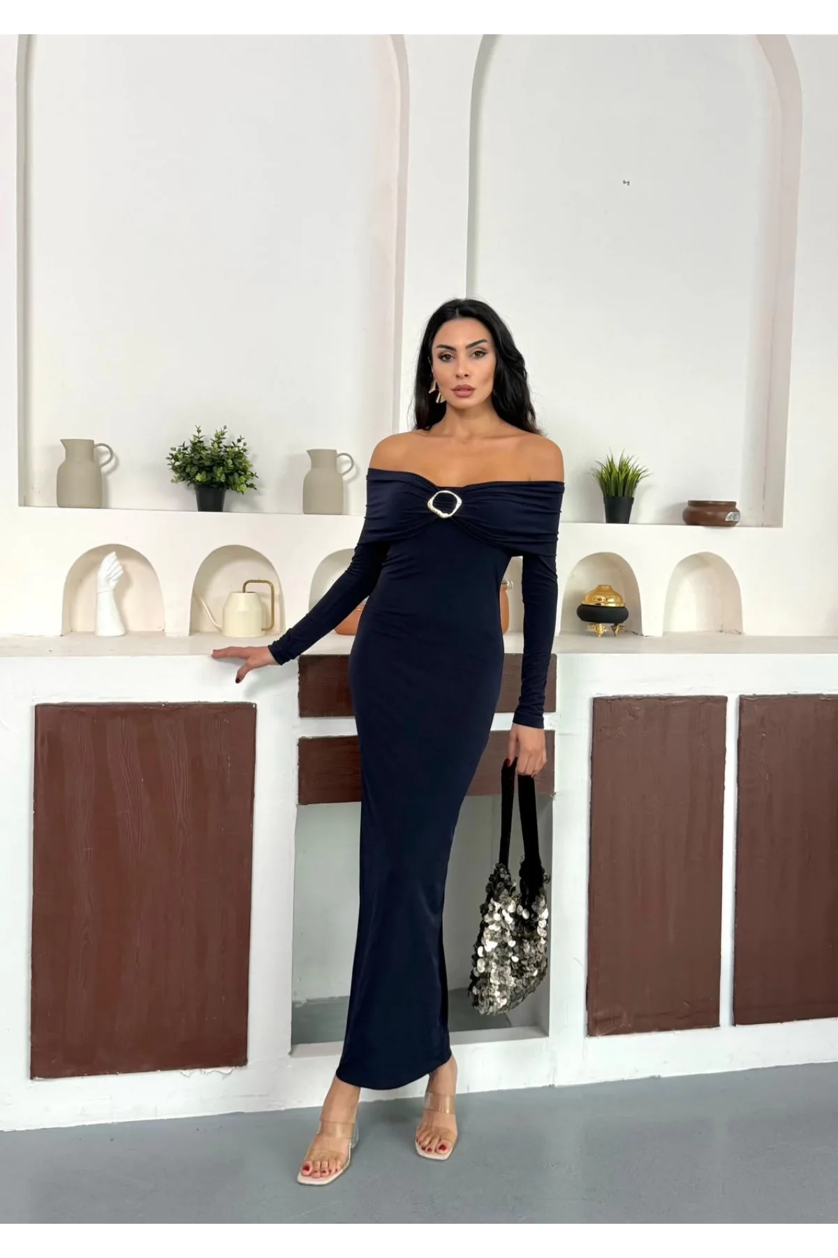 Lacivert Madonna Yaka Gold Aksesuarlı Uzun Kollu Vucudu Saran Uzun Midi Boy Elbise