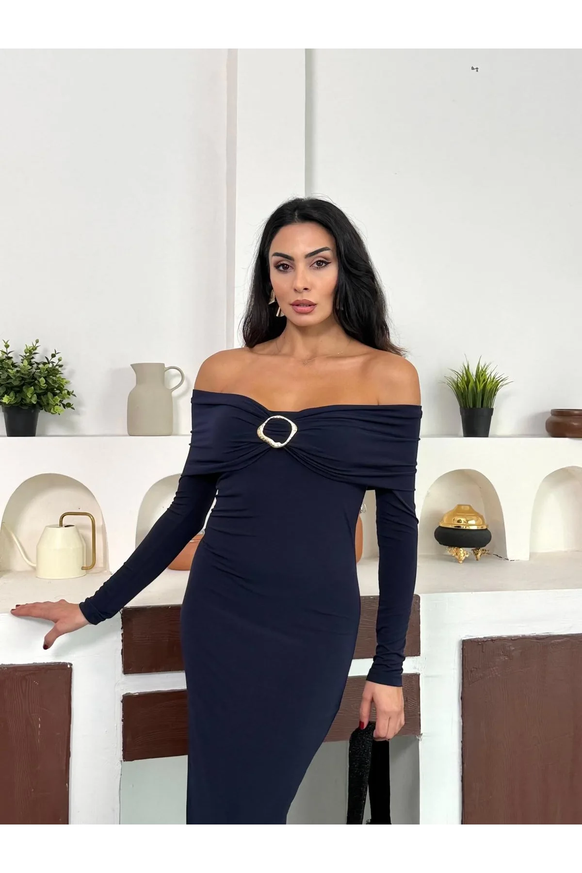 Lacivert Madonna Yaka Gold Aksesuarlı Uzun Kollu Vucudu Saran Uzun Midi Boy Elbise