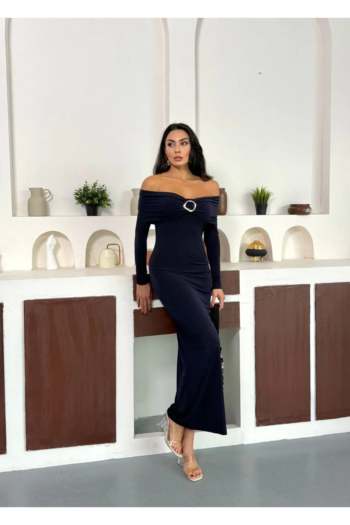 Lacivert Madonna Yaka Gold Aksesuarlı Uzun Kollu Vucudu Saran Uzun Midi Boy Elbise
