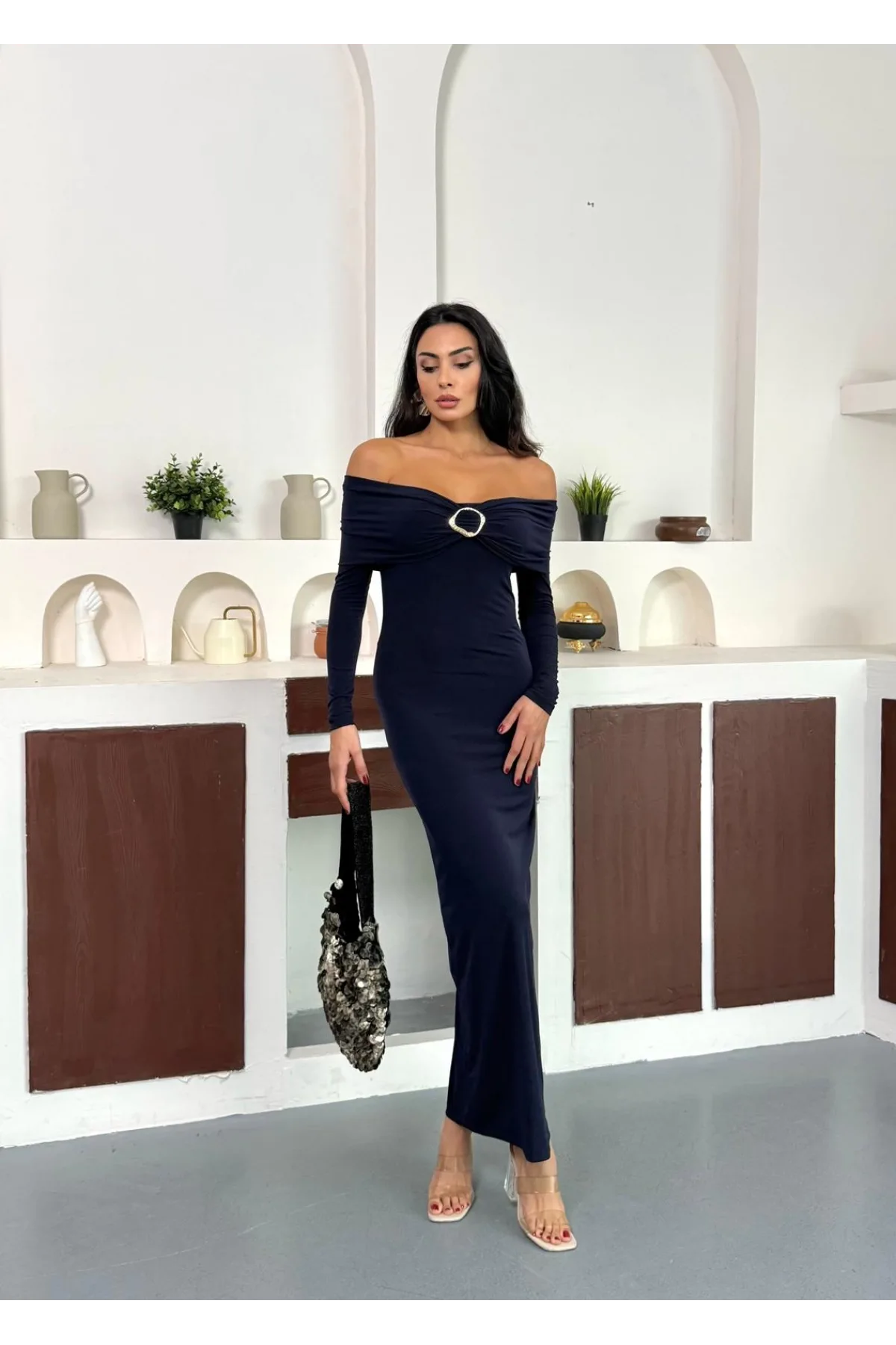 Lacivert Madonna Yaka Gold Aksesuarlı Uzun Kollu Vucudu Saran Uzun Midi Boy Elbise
