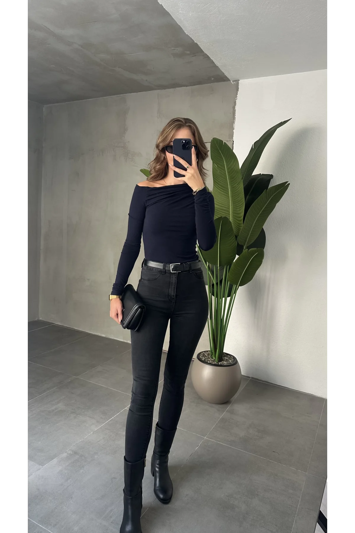 Lacivert Tek Omuz Kayık Yaka Büzgülü Parmak Geçirmeli Body Bluz