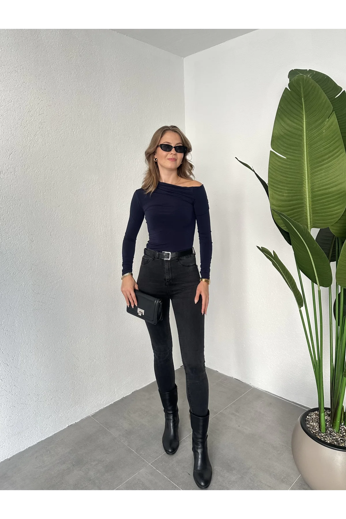 Lacivert Tek Omuz Kayık Yaka Büzgülü Parmak Geçirmeli Body Bluz