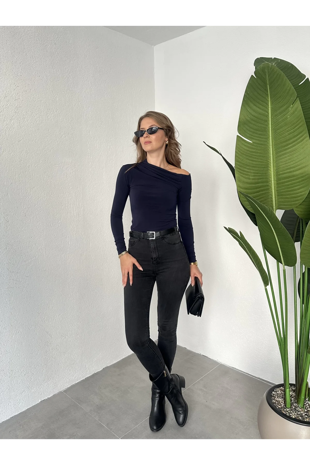 Lacivert Tek Omuz Kayık Yaka Büzgülü Parmak Geçirmeli Body Bluz