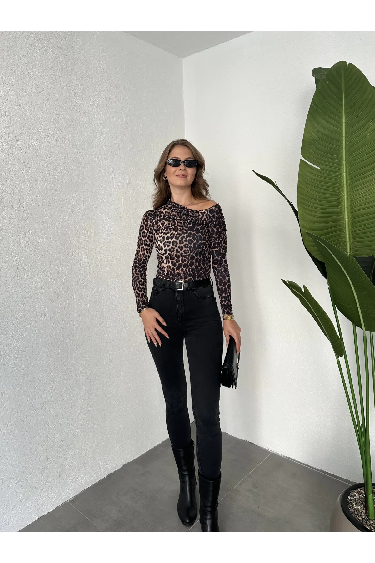 Leopar Tek Omuz Kayık Yaka Büzgülü Parmak Geçirmeli Body Bluz