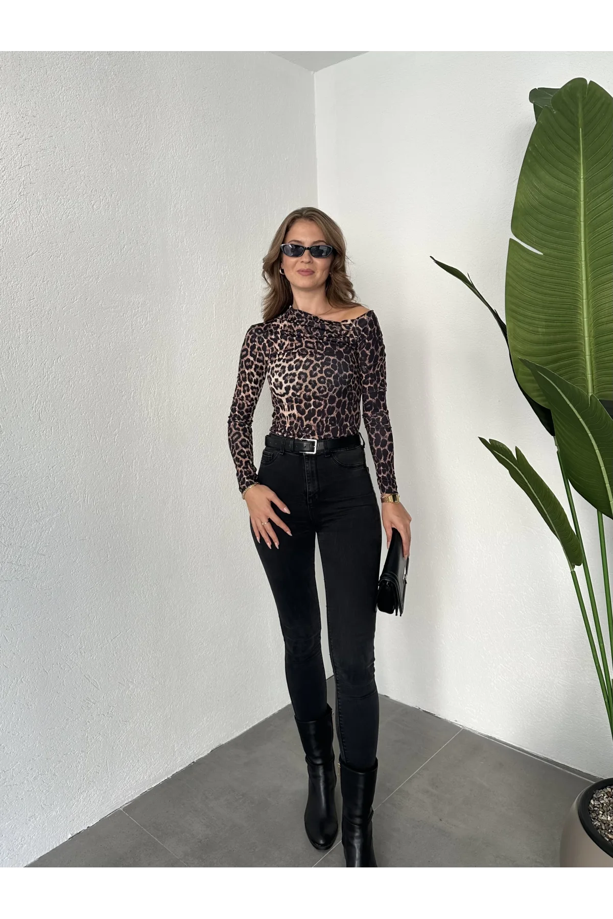 Leopar Tek Omuz Kayık Yaka Büzgülü Parmak Geçirmeli Body Bluz