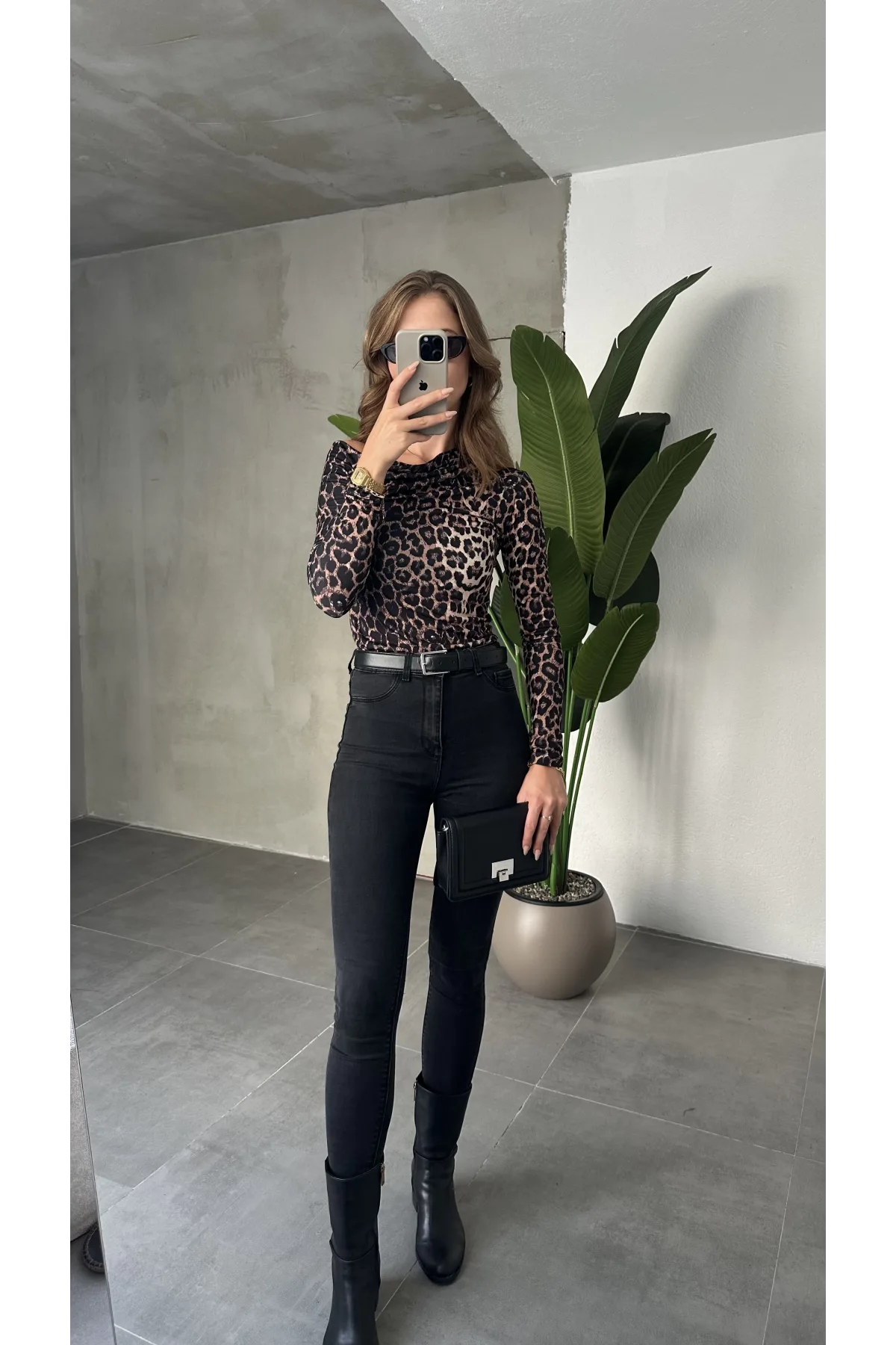 Leopar Tek Omuz Kayık Yaka Büzgülü Parmak Geçirmeli Body Bluz