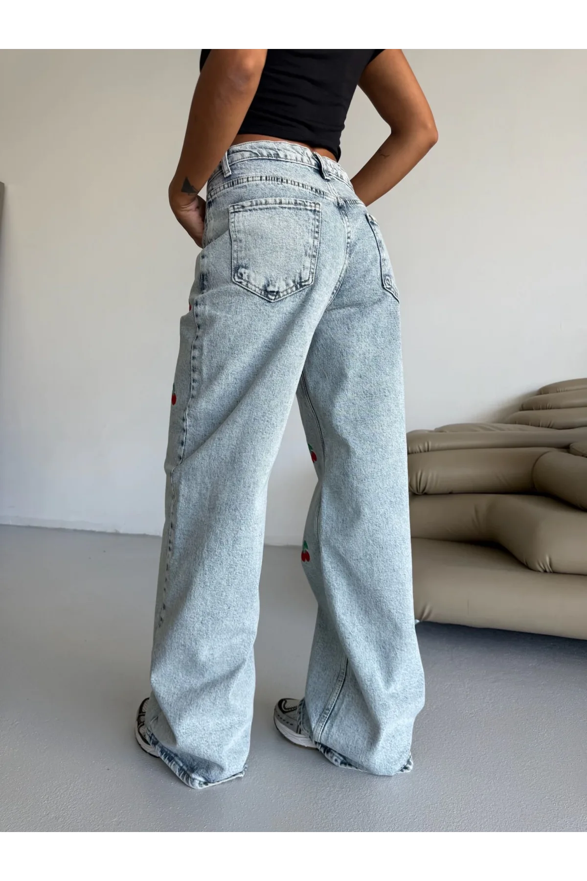 Mavi Kiraz İşlemeli Yıkamalı Baggy Geniş Paça Yüksek Bel Oturtmalı Jean Kot Pantolon