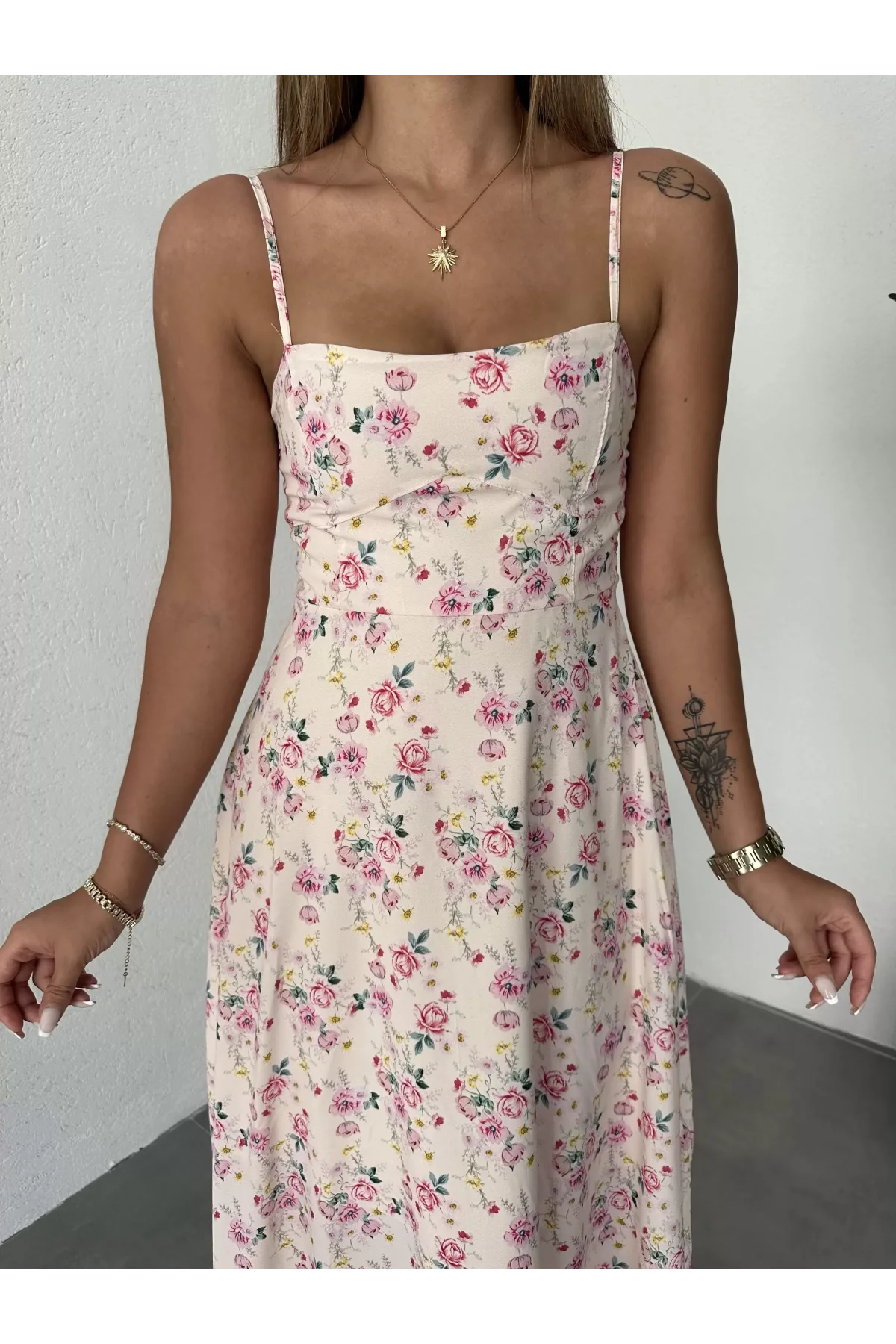 Gül Kurusu Çiçek Desenli İp Askılı Gloplu Astarlı Maxi Boy Elbise