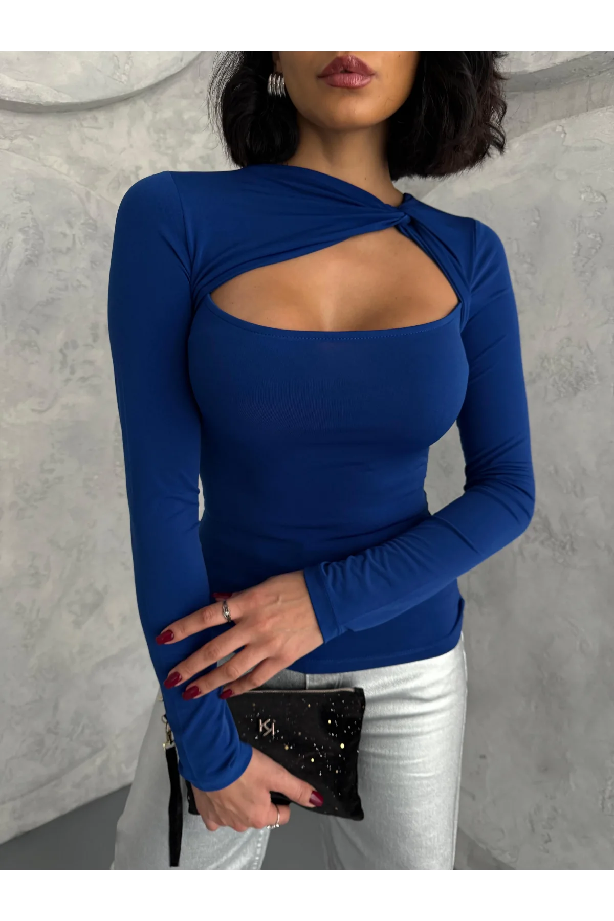 Saks Mavisi Burgu Detaylı Dekolteli Parmak Geçirmeli Body Bluz