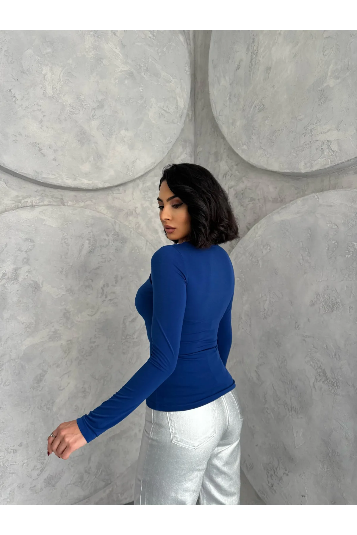 Saks Mavisi Burgu Detaylı Dekolteli Parmak Geçirmeli Body Bluz