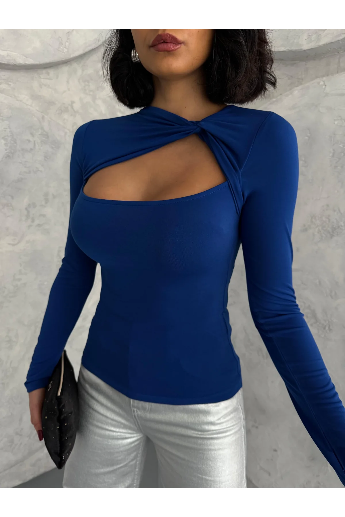 Saks Mavisi Burgu Detaylı Dekolteli Parmak Geçirmeli Body Bluz