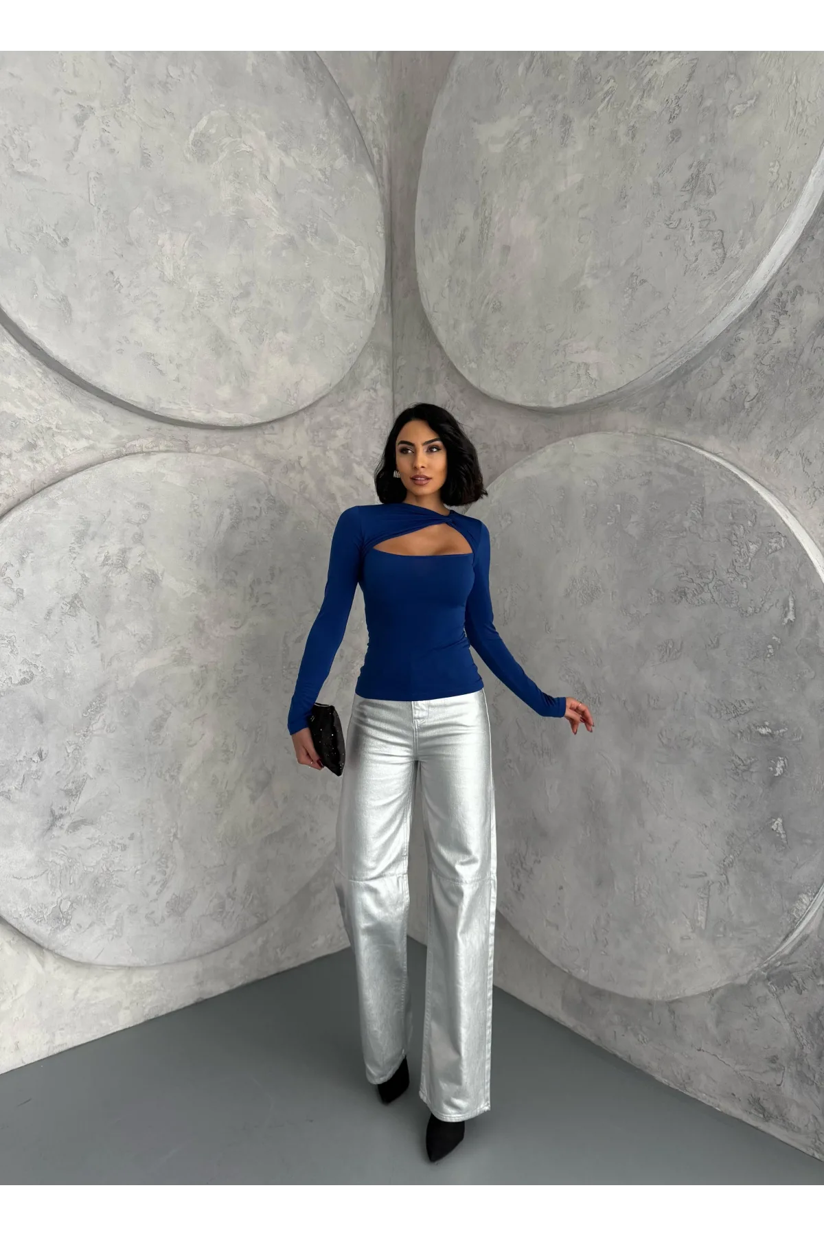 Saks Mavisi Burgu Detaylı Dekolteli Parmak Geçirmeli Body Bluz