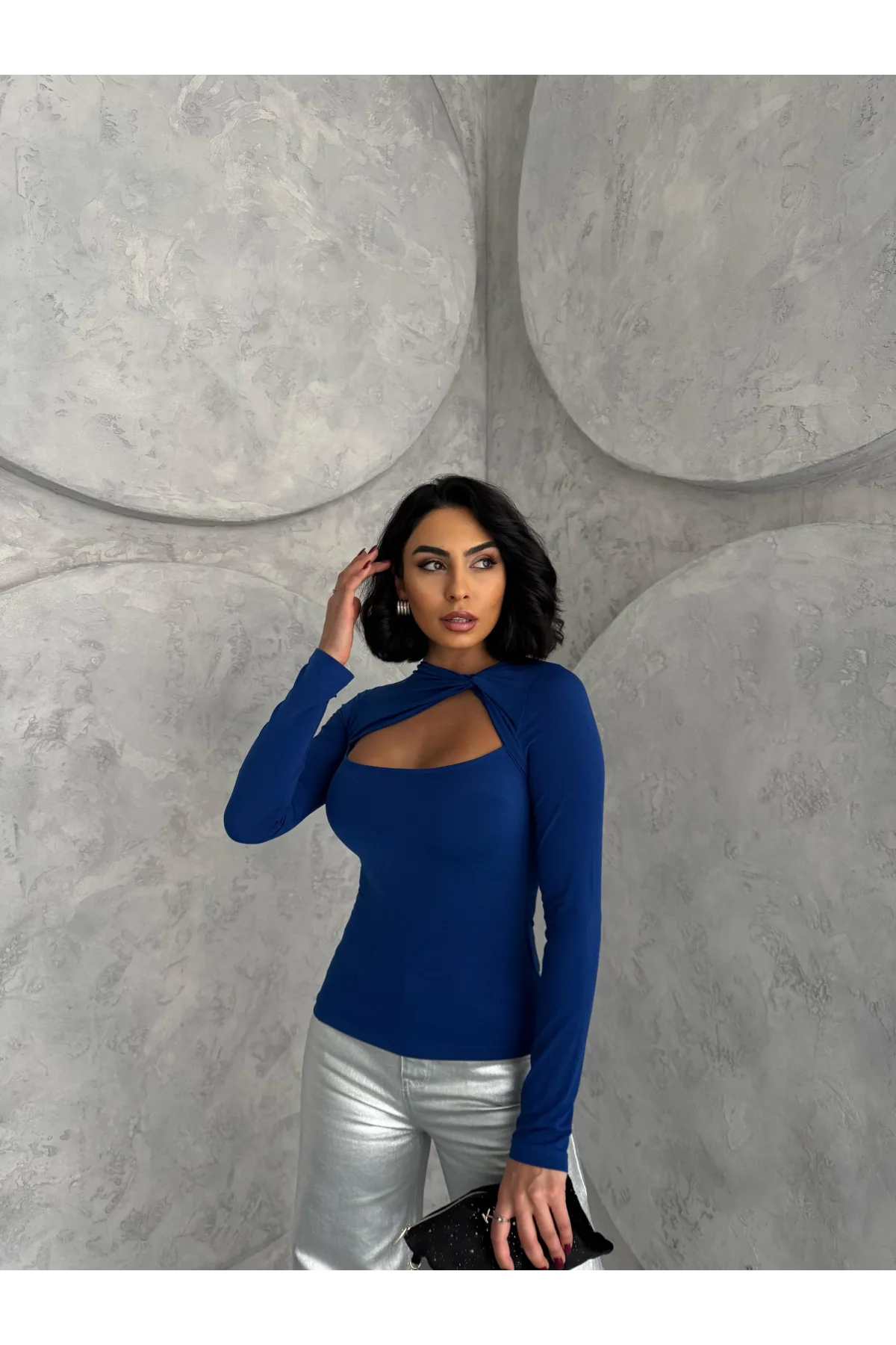 Saks Mavisi Burgu Detaylı Dekolteli Parmak Geçirmeli Body Bluz