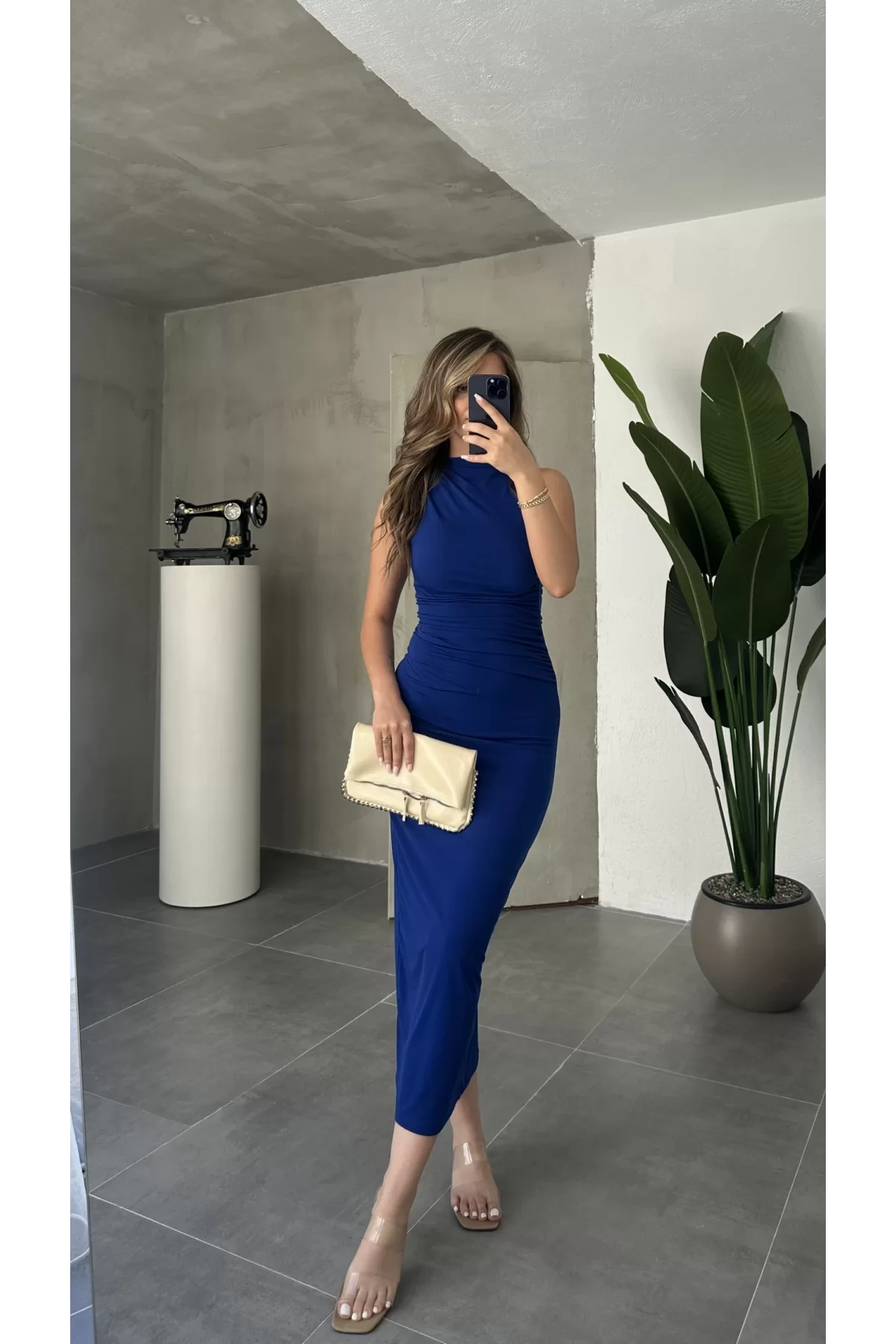 Saks Mavisi Sandy Kumaş Vücudu Saran Uzun Maxi Arkası Yırtmaçlı Elbise