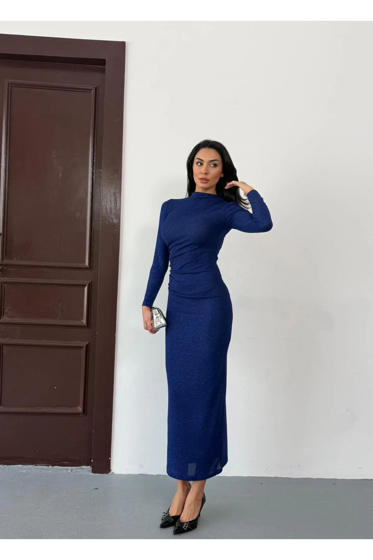 Saks Mavisi Vucudu Saran Simli Parlak Büzgülü Drapeli Midi Boy Uzun Kollu Elbise