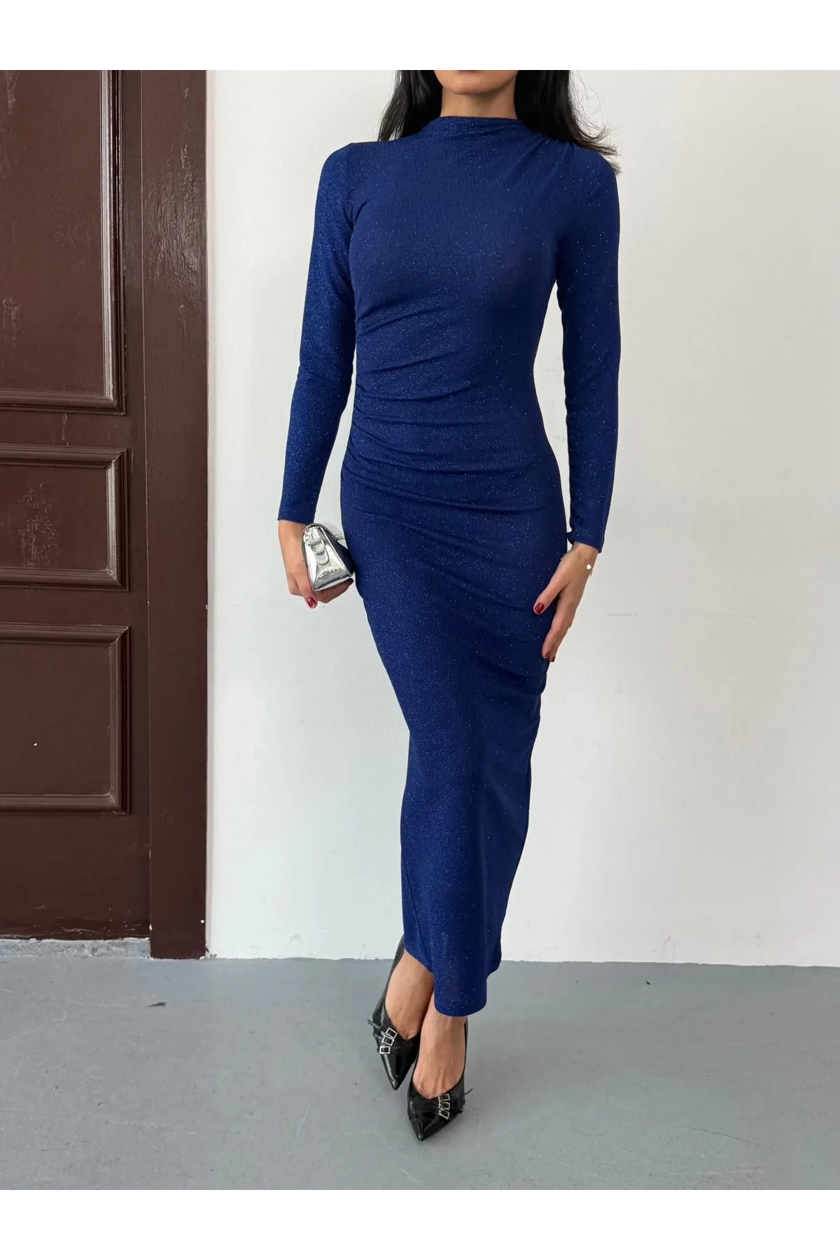 Saks Mavisi Vucudu Saran Simli Parlak Büzgülü Drapeli Midi Boy Uzun Kollu Elbise