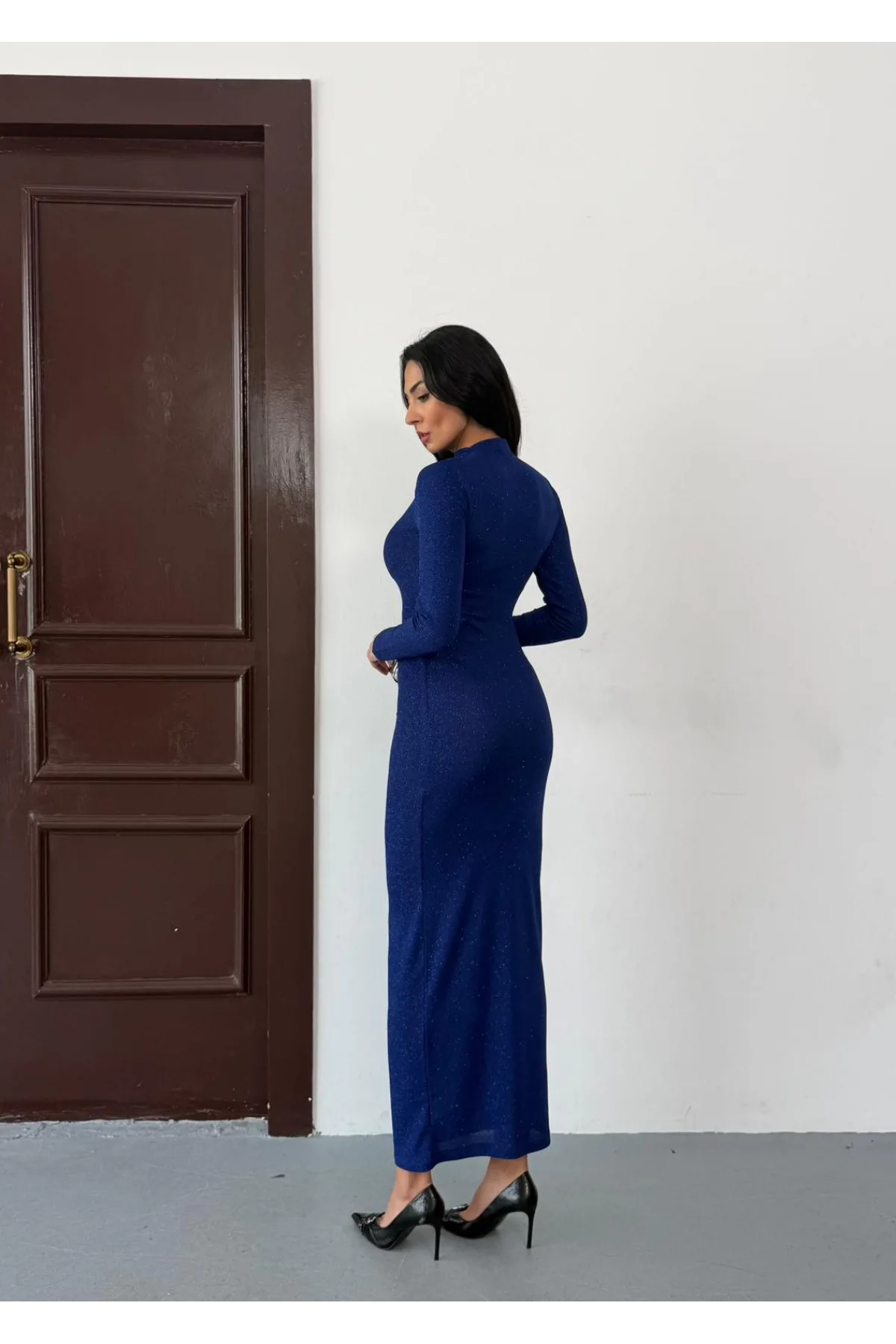 Saks Mavisi Vucudu Saran Simli Parlak Büzgülü Drapeli Midi Boy Uzun Kollu Elbise