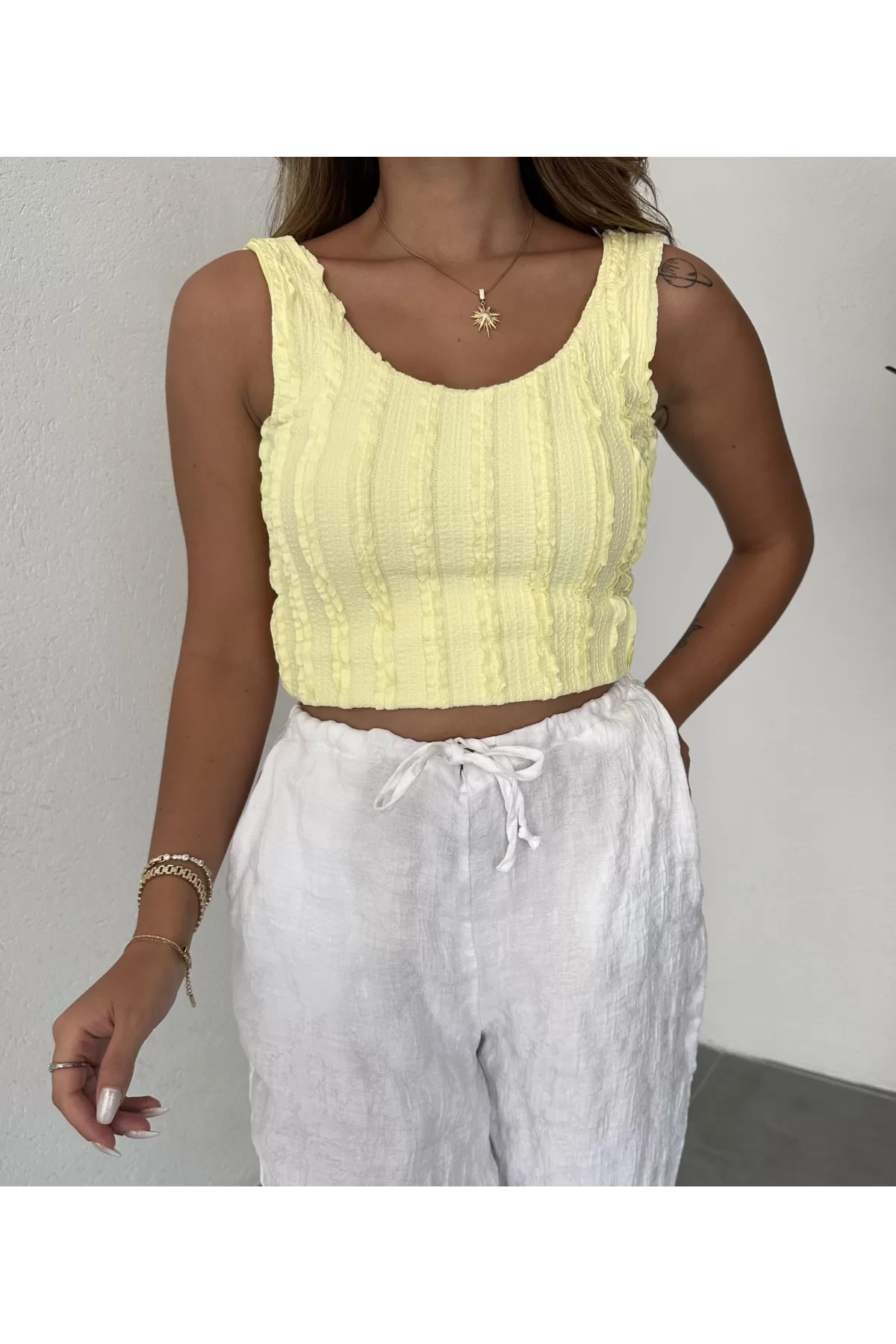 Sarı Jakarlı Sırt Dekolteli Crop Bluz