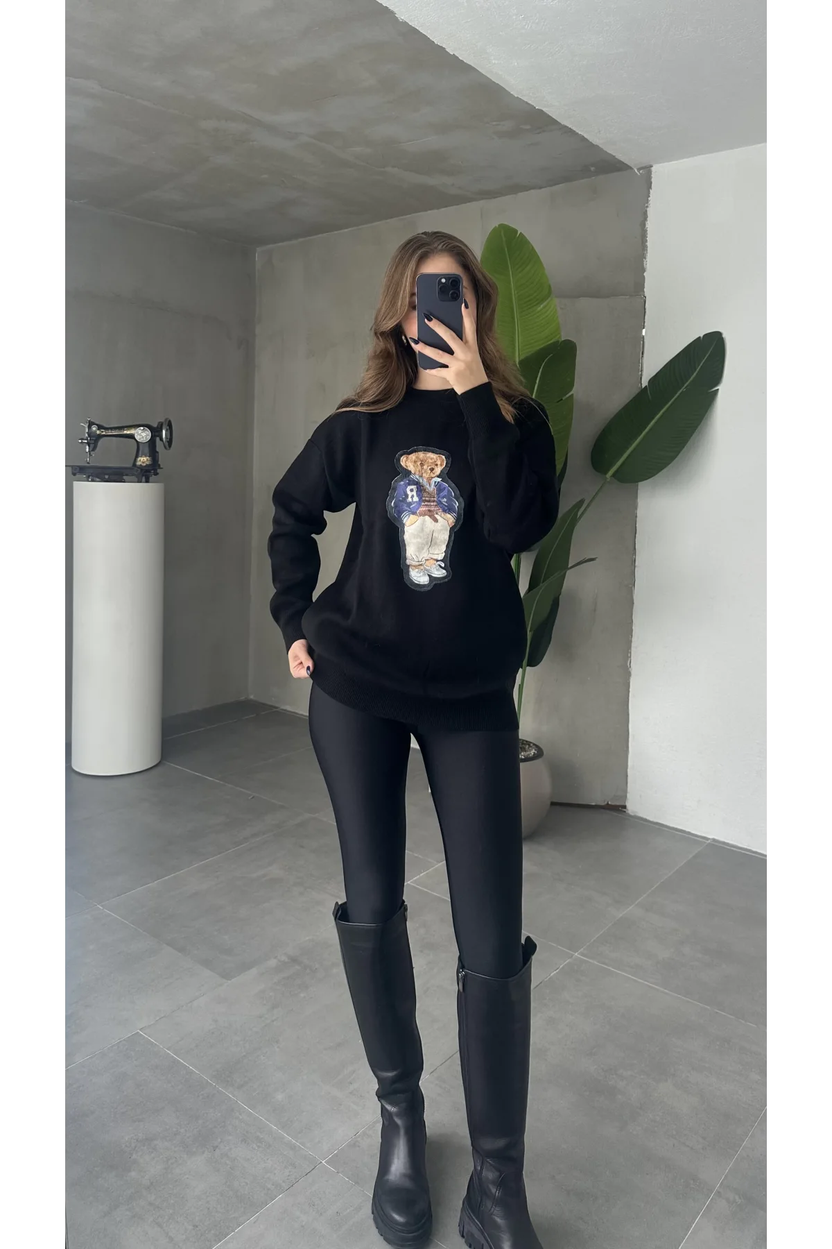 Siyah Bisiklet Yaka Ayıcık İşlemeli Oversize Uzun Triko Kazak