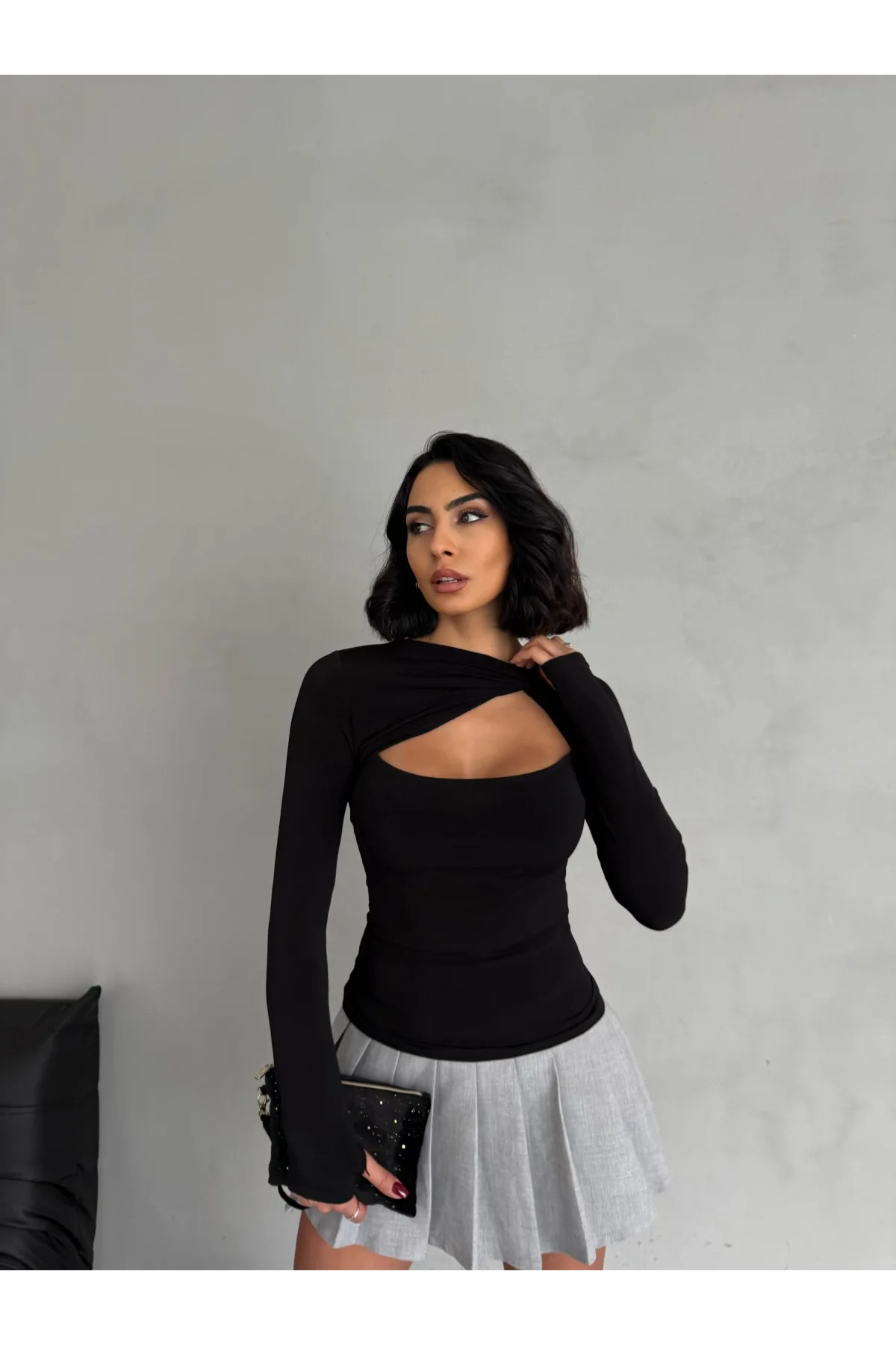 Siyah Burgu Detaylı Dekolteli Parmak Geçirmeli Body Bluz