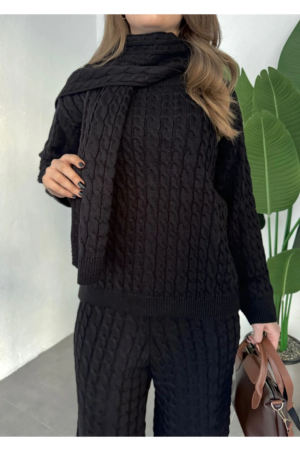 Siyah Burgu İşlemeli Şallı Pantolonlu Bisiklet Yaka Kazak Üçlü Triko Takım