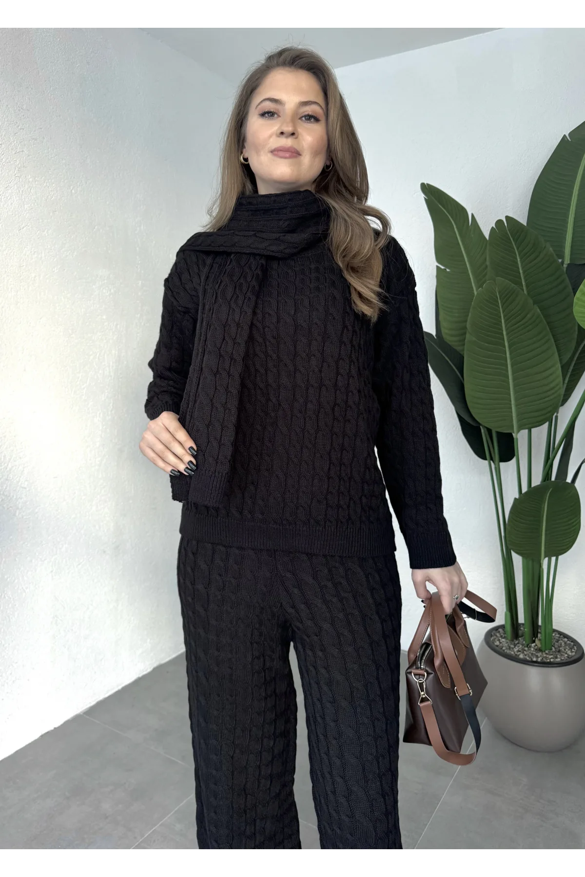 Siyah Burgu İşlemeli Şallı Pantolonlu Bisiklet Yaka Kazak Üçlü Triko Takım