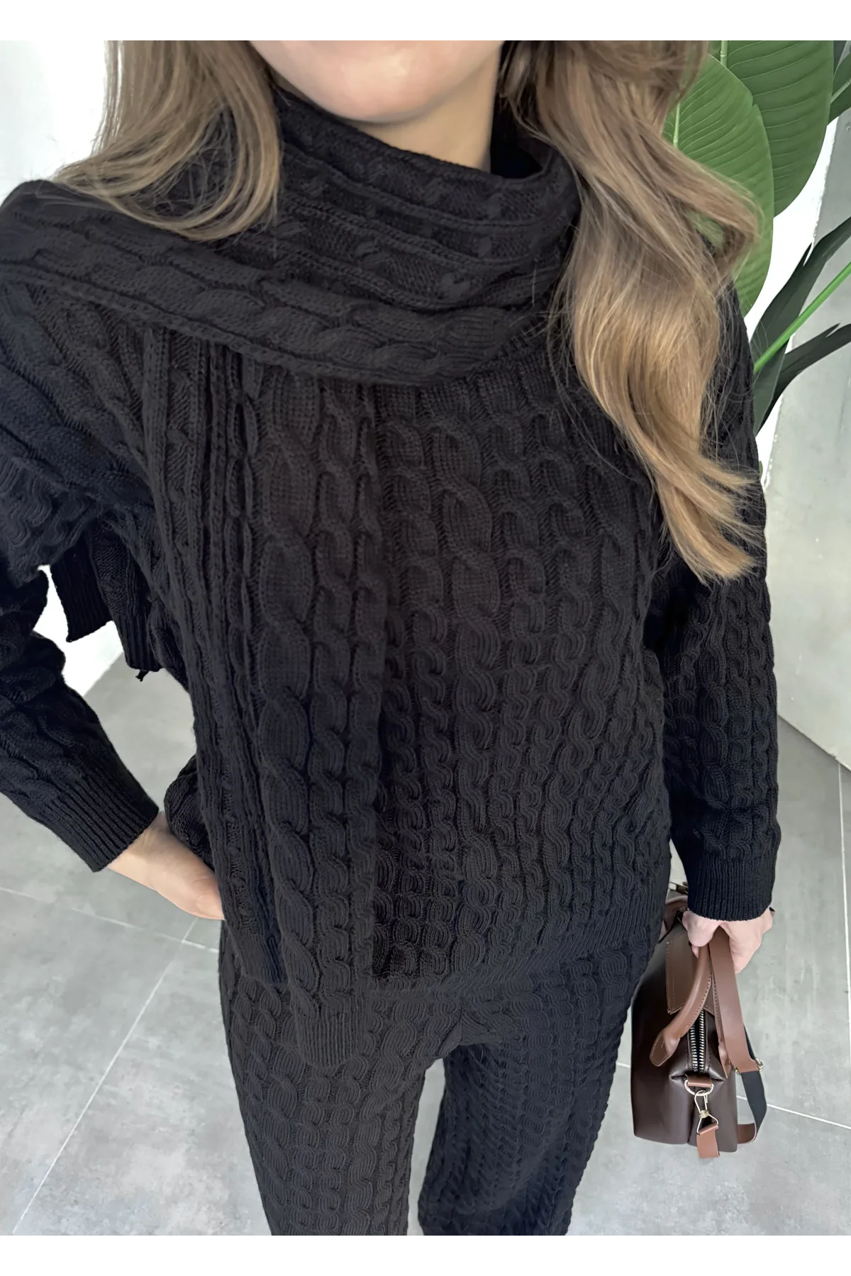 Siyah Burgu İşlemeli Şallı Pantolonlu Bisiklet Yaka Kazak Üçlü Triko Takım