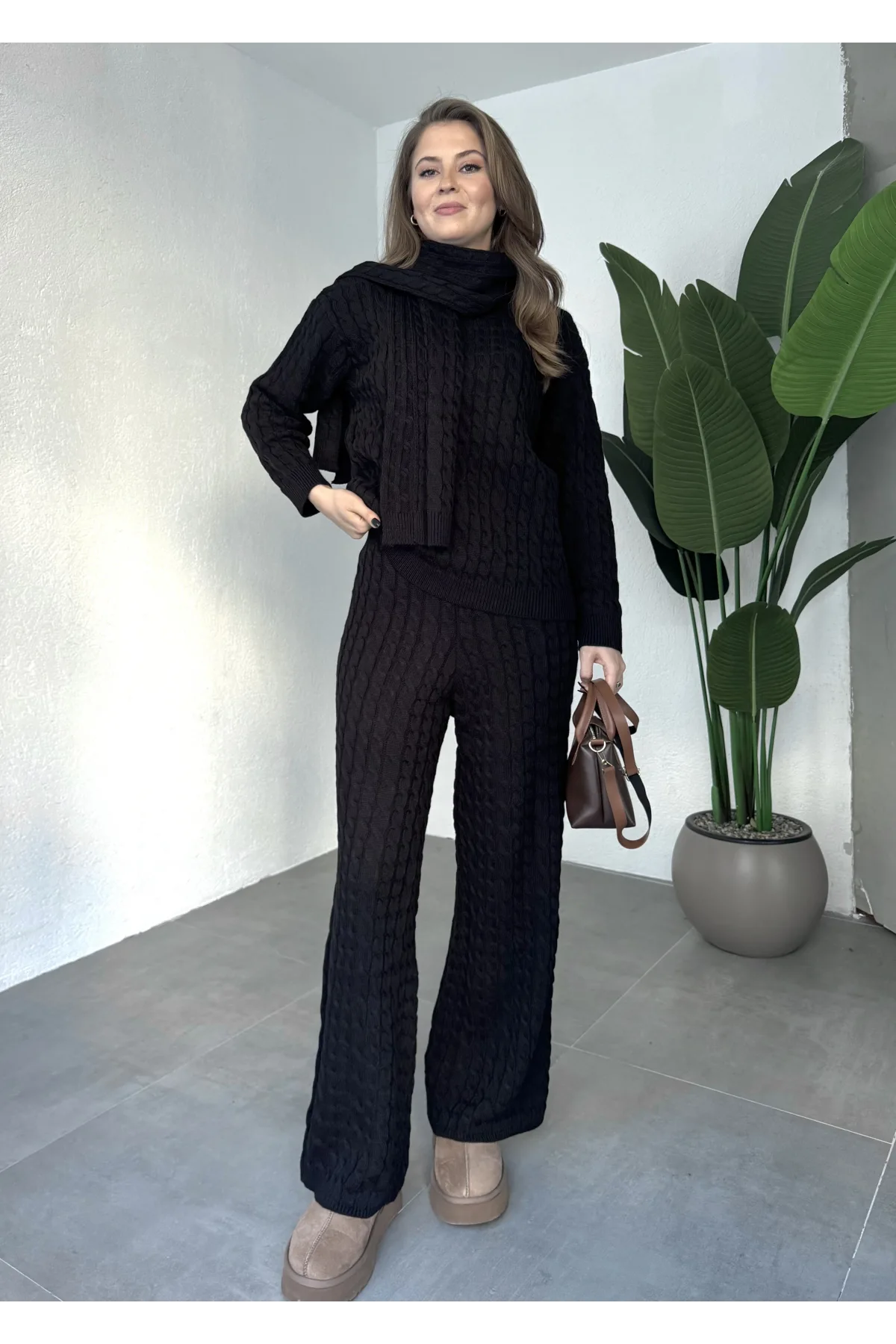 Siyah Burgu İşlemeli Şallı Pantolonlu Bisiklet Yaka Kazak Üçlü Triko Takım
