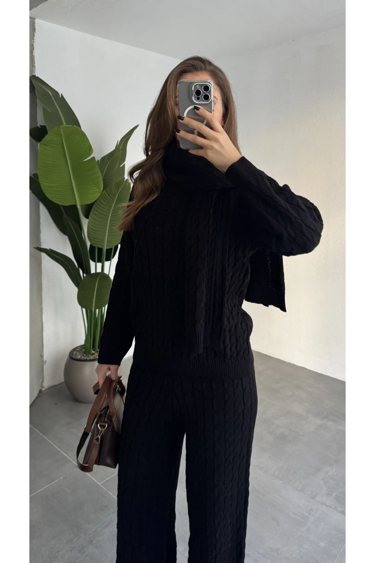 Siyah Burgu İşlemeli Şallı Pantolonlu Bisiklet Yaka Kazak Üçlü Triko Takım