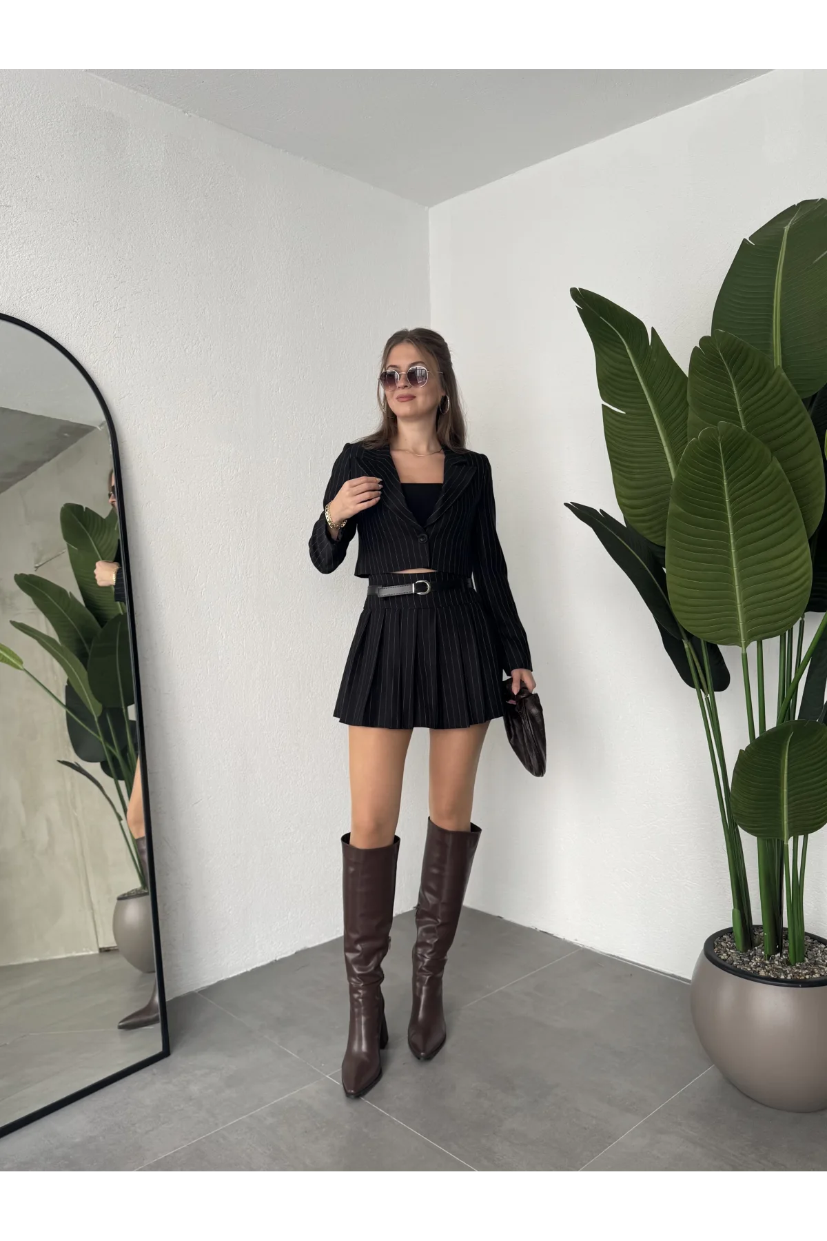 Siyah Çizgili Crop Ceket Kemerli Astarlı Pileli Etek Takım