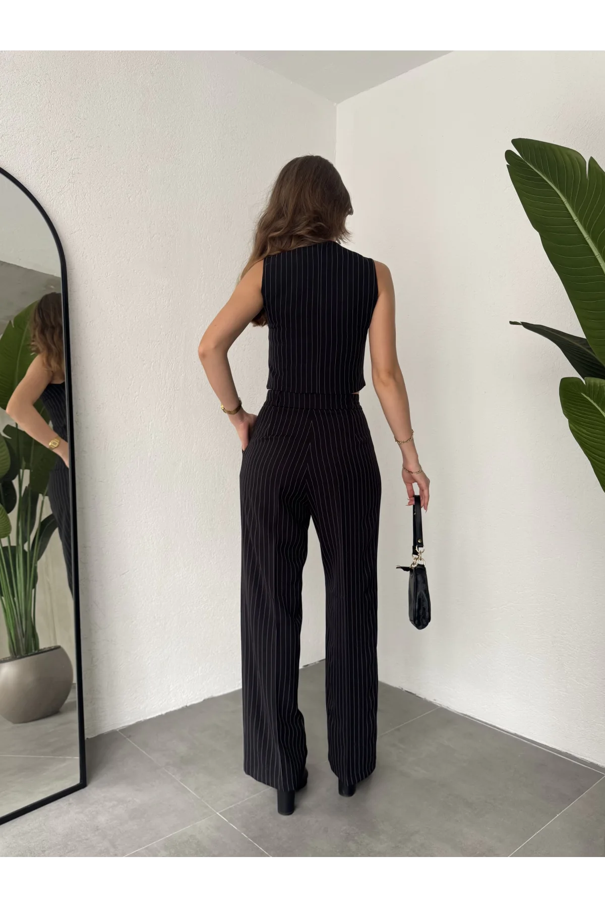 Siyah Çizgili Kolsuz Düğmeli Astarlı Yelek