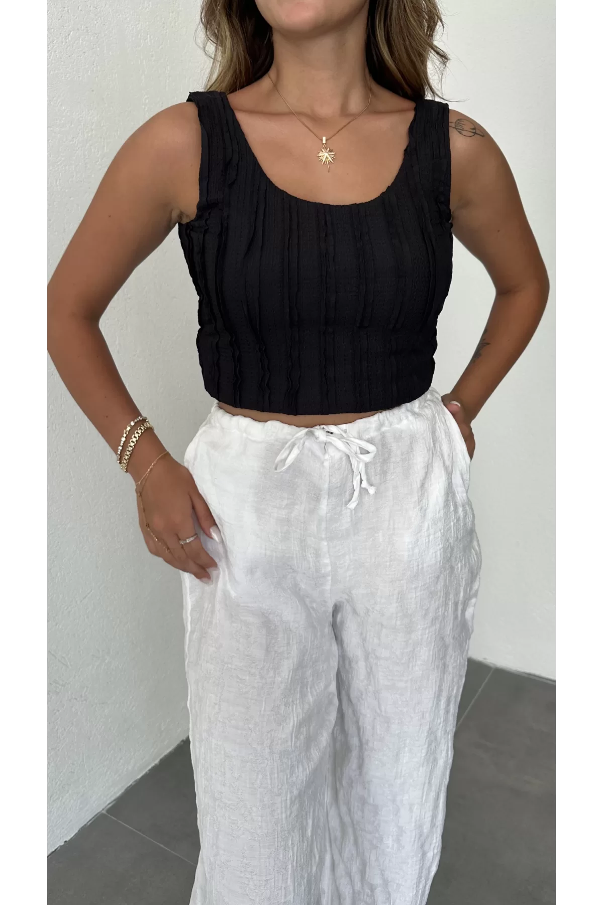 Siyah Jakarlı Sırt Dekolteli Crop Bluz