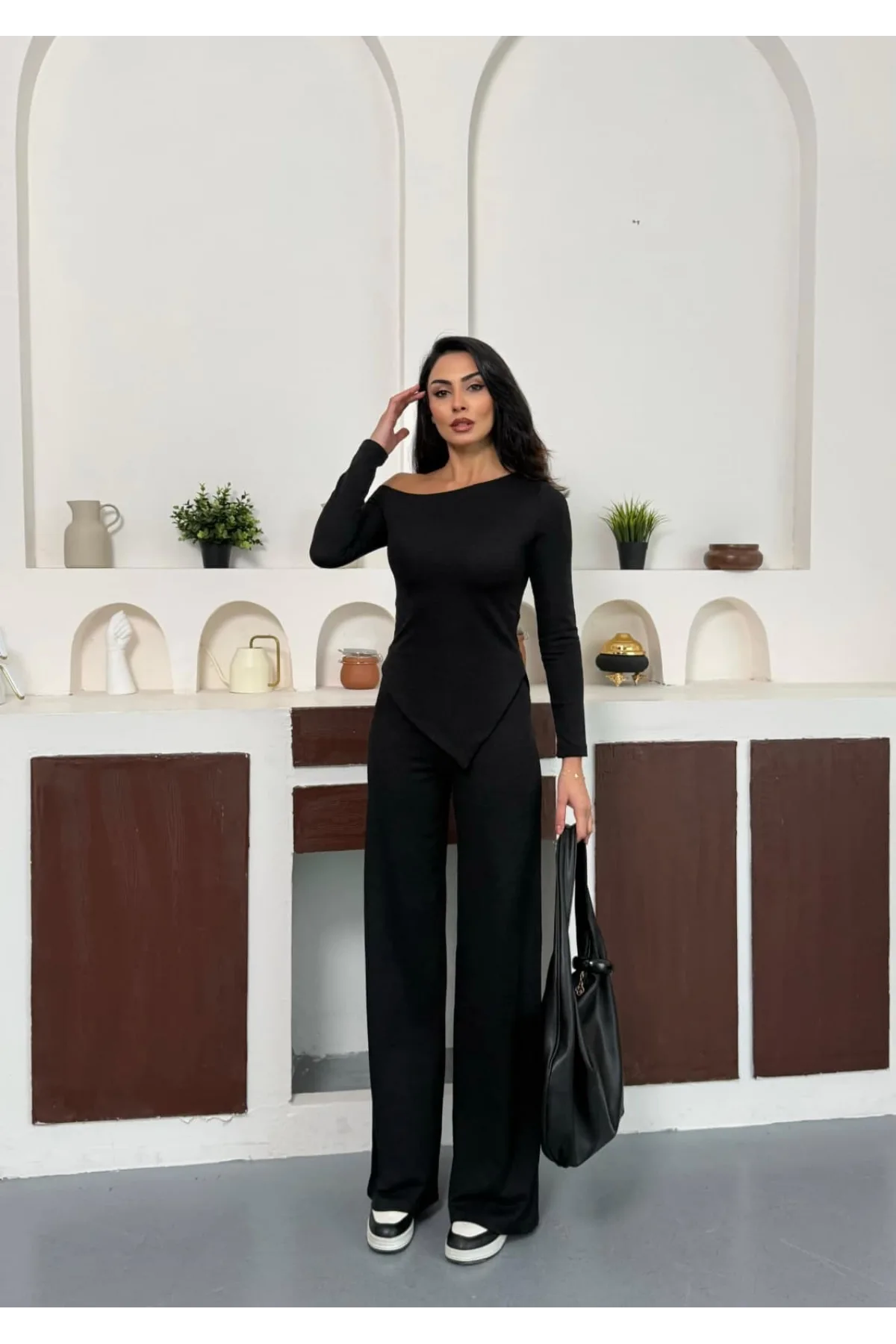 Siyah Kayık Yaka Asimetrit Kesim Bluz İspanyol Paça Pantolon İkili Takım