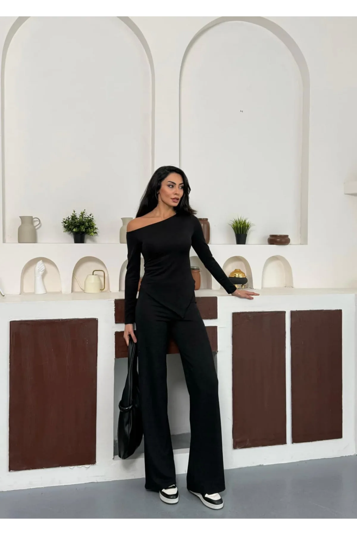 Siyah Kayık Yaka Asimetrit Kesim Bluz İspanyol Paça Pantolon İkili Takım